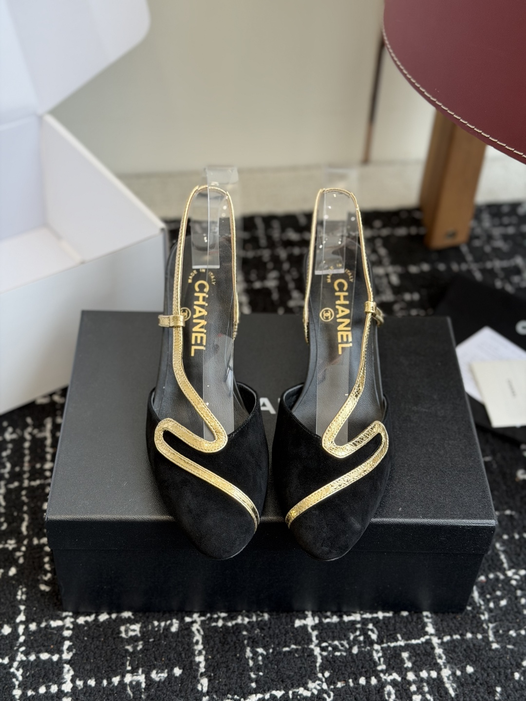 代购级CHANEL 香奈儿 26ss 春夏秀款 后空 凉鞋 第一眼看上就被种草了金色流动线条高跟凉鞋，极