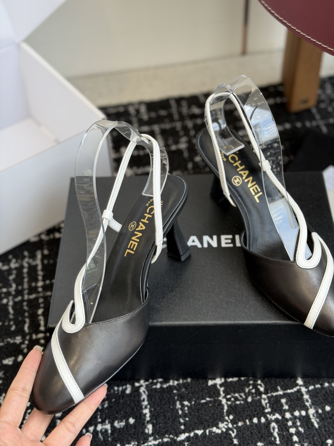 代购级CHANEL 香奈儿 26ss 春夏秀款 后空 凉鞋 第一眼看上就被种草了金色流动线条高跟凉鞋，极