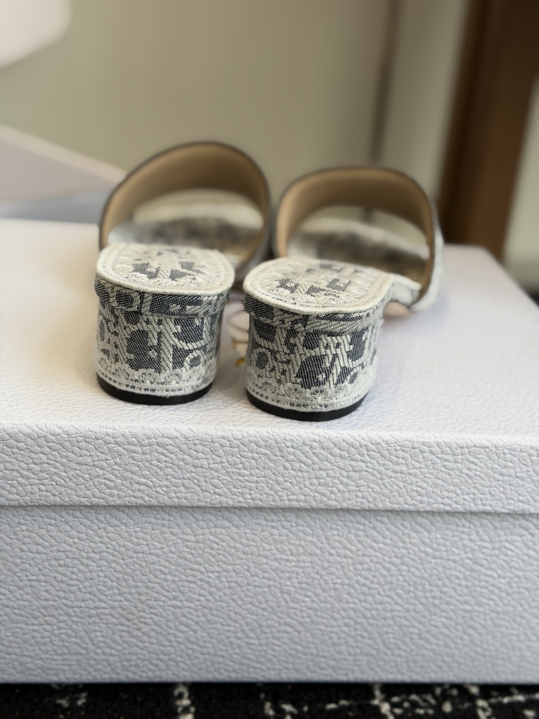 🌾2026早春 蕾丝刺绣 拖鞋 2026春夏系列拖鞋，牛仔蓝Oblique压纹+白色蕾丝刺绣，精致优雅。
