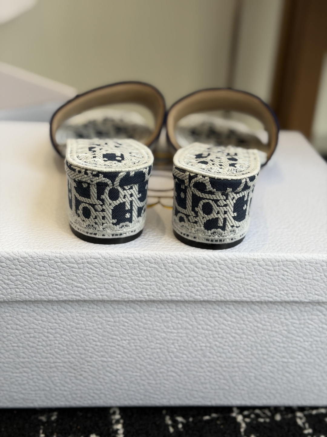 🌾2026早春 蕾丝刺绣 拖鞋 2026春夏系列拖鞋，牛仔蓝Oblique压纹+白色蕾丝刺绣，精致优雅。