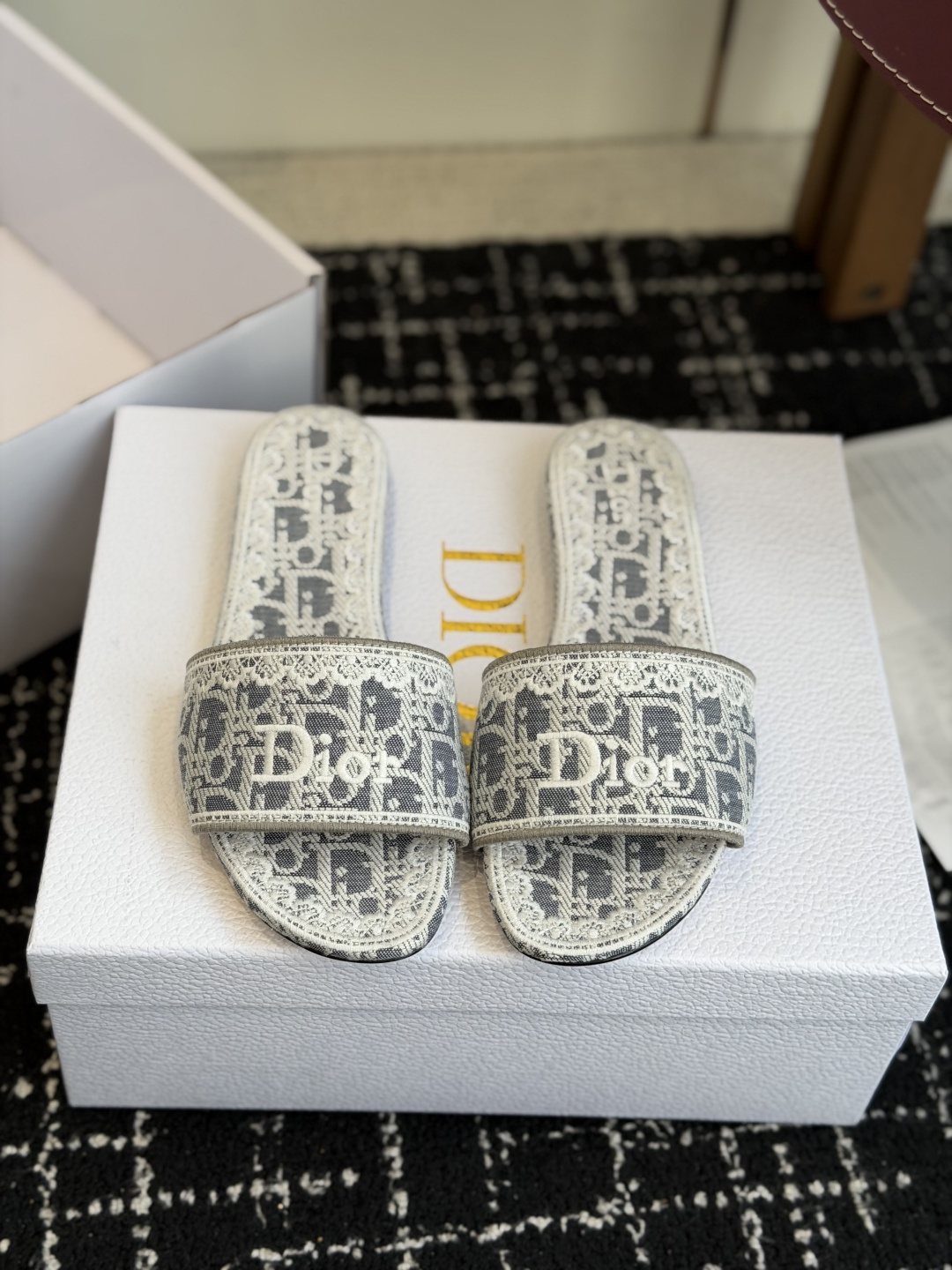 代购级平底🌾2026早春 蕾丝刺绣 拖鞋 2026春夏系列拖鞋，牛仔蓝Oblique压纹+白色蕾丝刺绣，