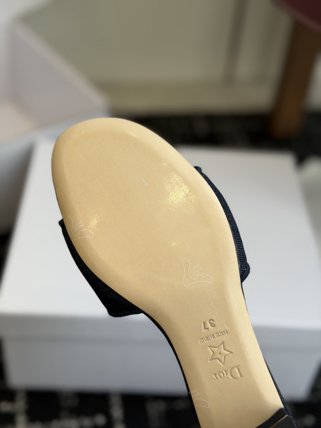 代购级粗跟26ss春夏新款Dior 迪奥 Medaillon 牛仔布CD字母刺绣平底凉拖鞋 棉质刺绣面料