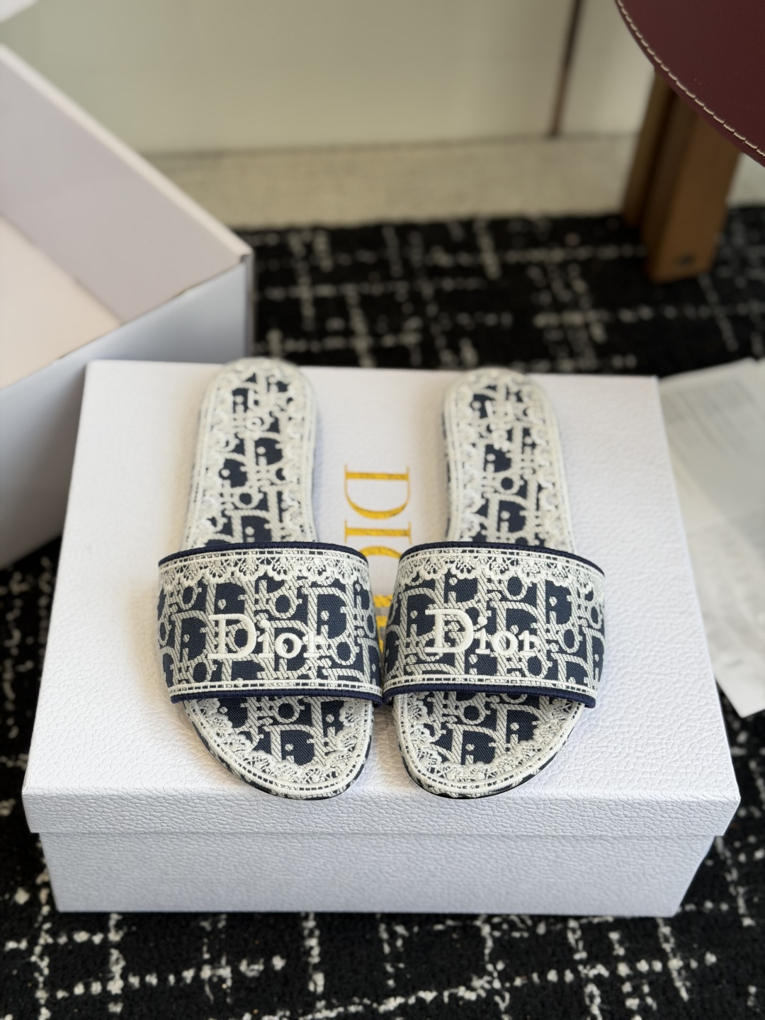 NO:869196,Purchasing-grade flat mid-heel 2026 early spring lace embroidery slippers 2026 spring and summer series slippers, denim blue Oblique embossing + white lace embroidery, exquisite and elegant. The wide design of the upper, the Dior logo is highly recognizable, and the thick heel structure is comfortable and easy to walk, and can be easily used in daily life or vacation. Oblique embossing is a classic element of Di, paired with lace embroidery, the French romantic atmosphere is full!  The soles are light, so you won’t feel tired even if you wear them for a long time. They are practical and fashionable. They are a must-have item for spring and summer!  Heel height 4.5cm Fabric: Lace embroidery Sole: Leather sole Size: #35-41 (customized at 40.41), high heels and slippers, dior, high heels, slippers19860909代购级平底中跟 2026早春 蕾丝刺绣 拖鞋 2026春夏系列拖鞋,牛仔蓝Oblique压纹+白色蕾丝刺绣,精致优雅.鞋面宽版设计,Dior标志超有辨识度,粗跟结构舒适好走,日常或度假都能轻松驾驭.Oblique压纹是Di经典元素,搭配蕾丝刺绣,法式浪漫氛围感拉满！鞋底轻便,长时间穿也不累,实用又时髦,是春夏必入单品！ 跟高4.5cm 面料: 蕾丝刺绣 鞋底: 真皮底 Size: #35-41 (40.41订做）,高跟鞋拖鞋,dior,high heels,slippers,Women's Shoes