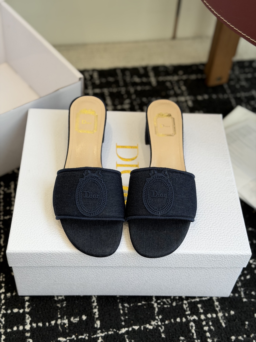代购级粗跟26ss春夏新款Dior 迪奥 Medaillon 牛仔布CD字母刺绣平底凉拖鞋 棉质刺绣面料