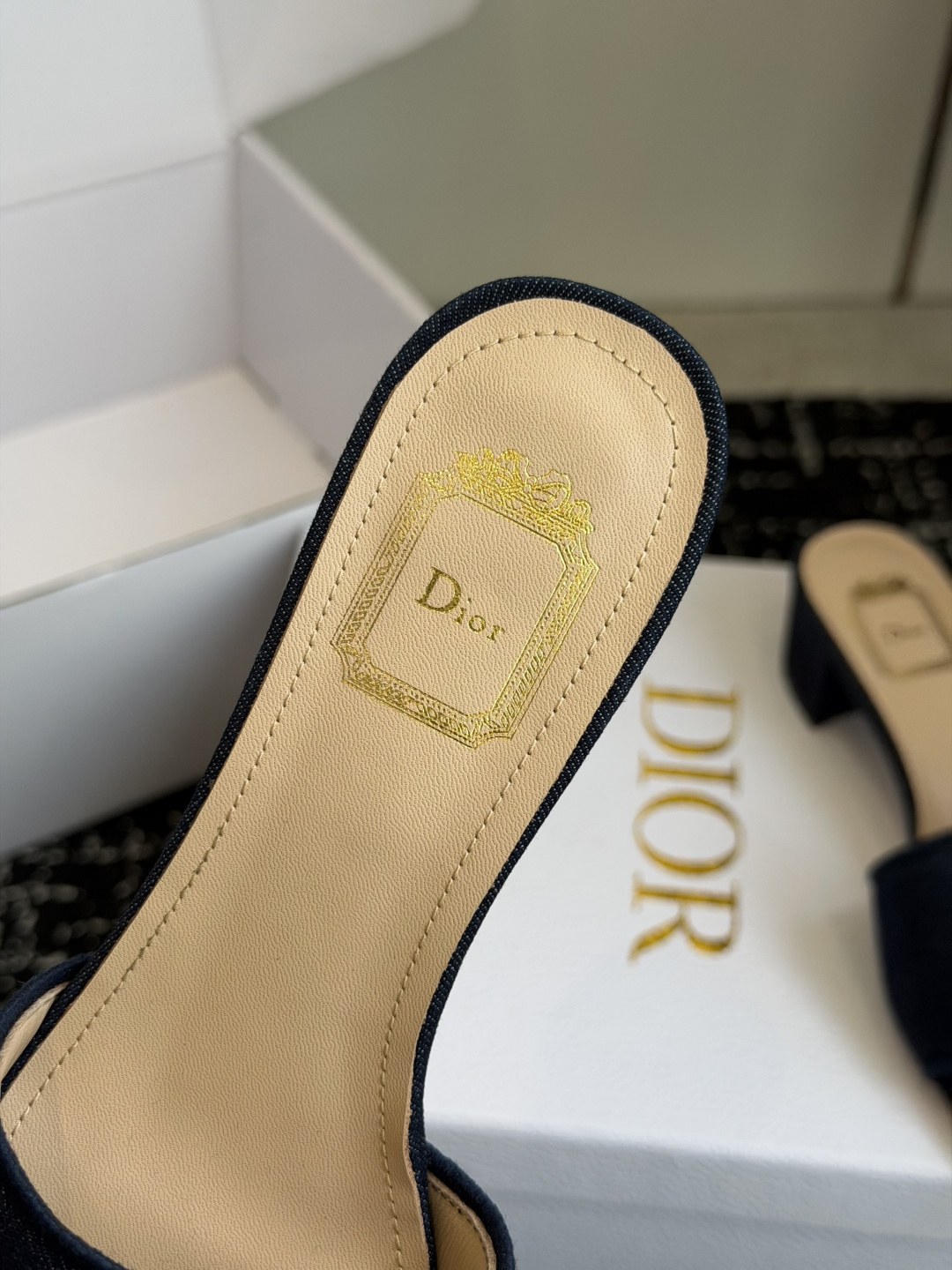 代购级粗跟26ss春夏新款Dior 迪奥 Medaillon 牛仔布CD字母刺绣平底凉拖鞋 棉质刺绣面料