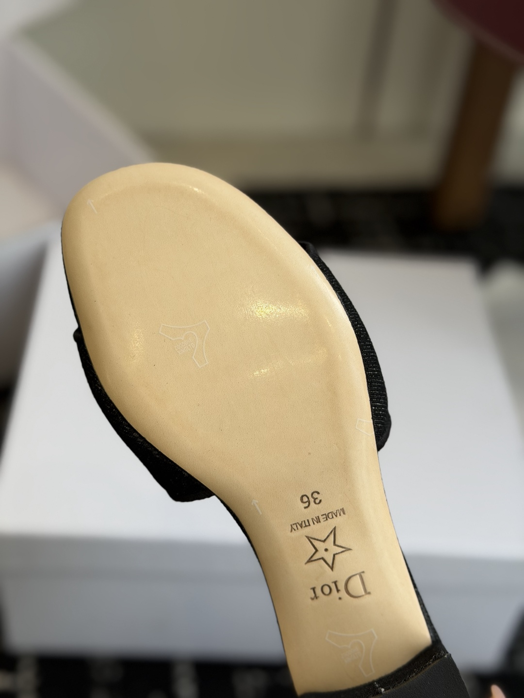代购级粗跟26ss春夏新款Dior 迪奥 Medaillon 牛仔布CD字母刺绣平底凉拖鞋 棉质刺绣面料