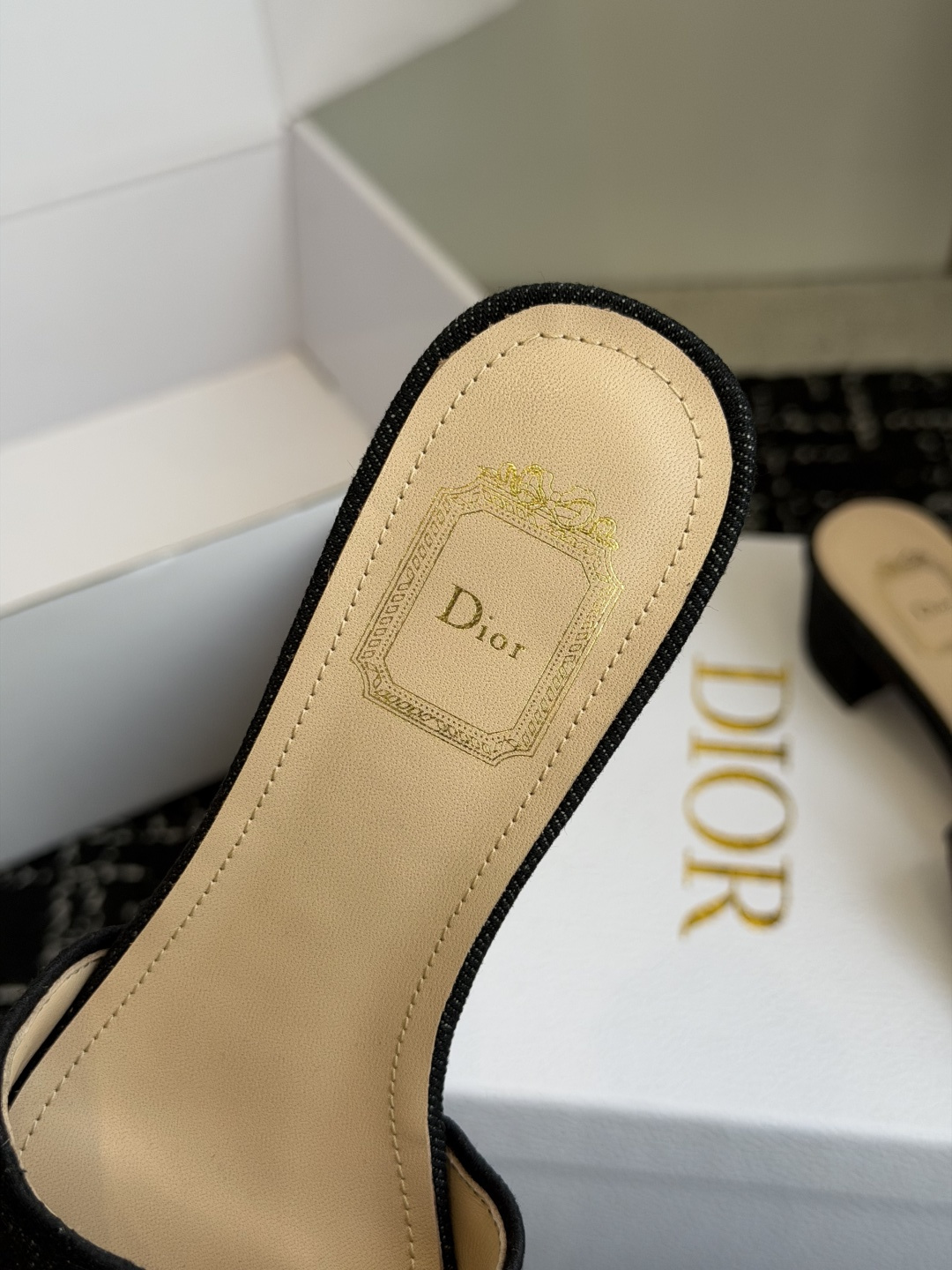 代购级粗跟26ss春夏新款Dior 迪奥 Medaillon 牛仔布CD字母刺绣平底凉拖鞋 棉质刺绣面料