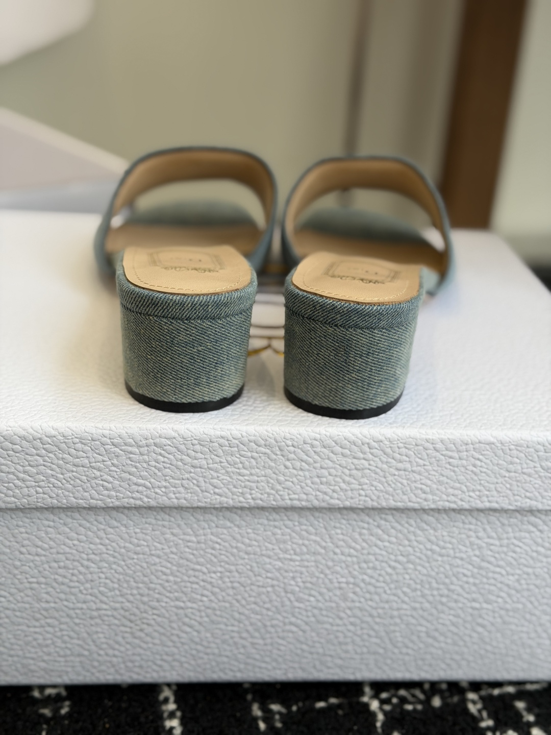 代购级粗跟26ss春夏新款Dior 迪奥 Medaillon 牛仔布CD字母刺绣平底凉拖鞋 棉质刺绣面料