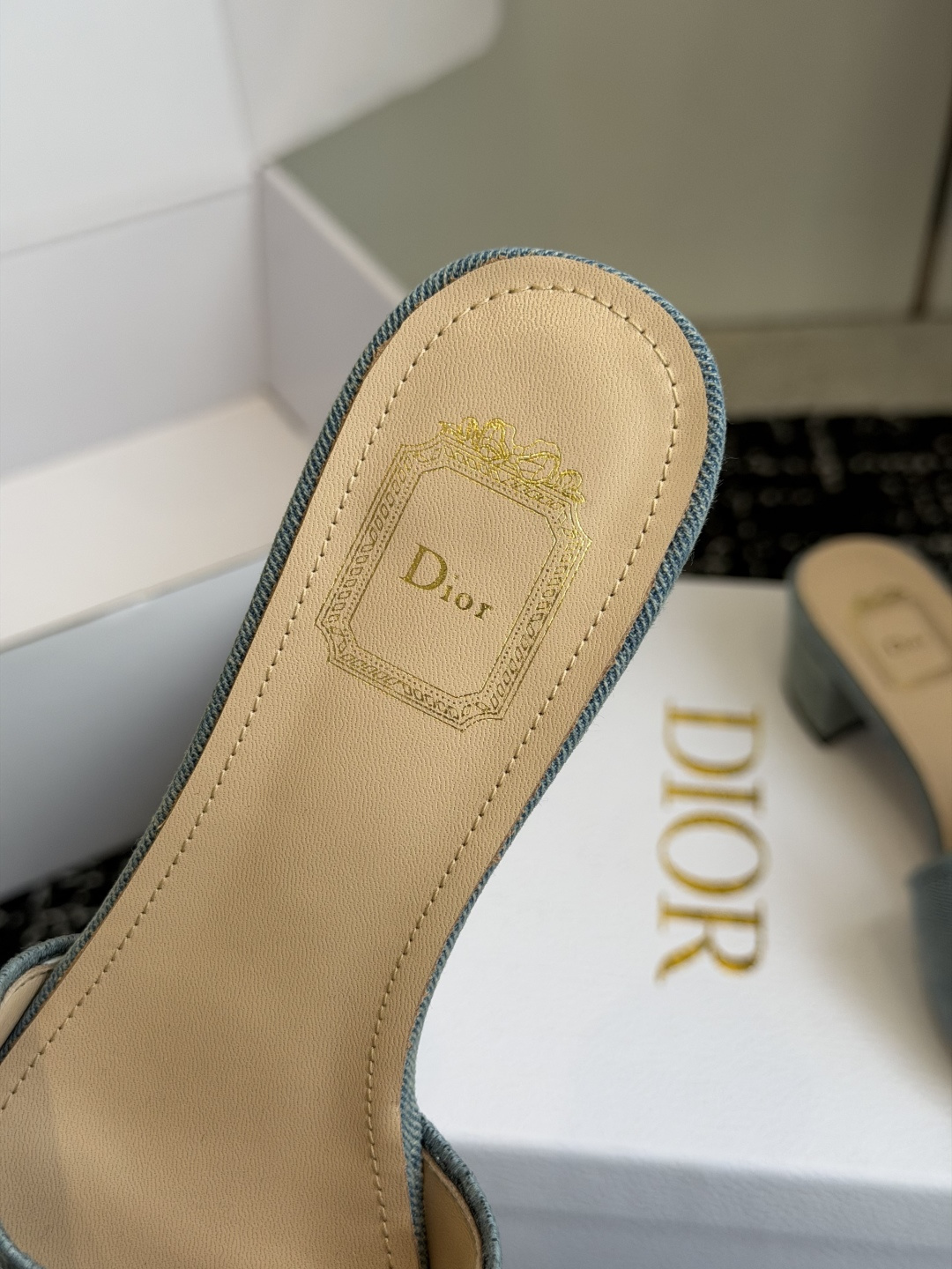 代购级粗跟26ss春夏新款Dior 迪奥 Medaillon 牛仔布CD字母刺绣平底凉拖鞋 棉质刺绣面料