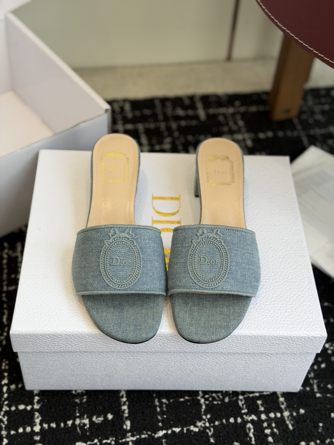 代购级粗跟26ss春夏新款Dior 迪奥 Medaillon 牛仔布CD字母刺绣平底凉拖鞋 棉质刺绣面料
