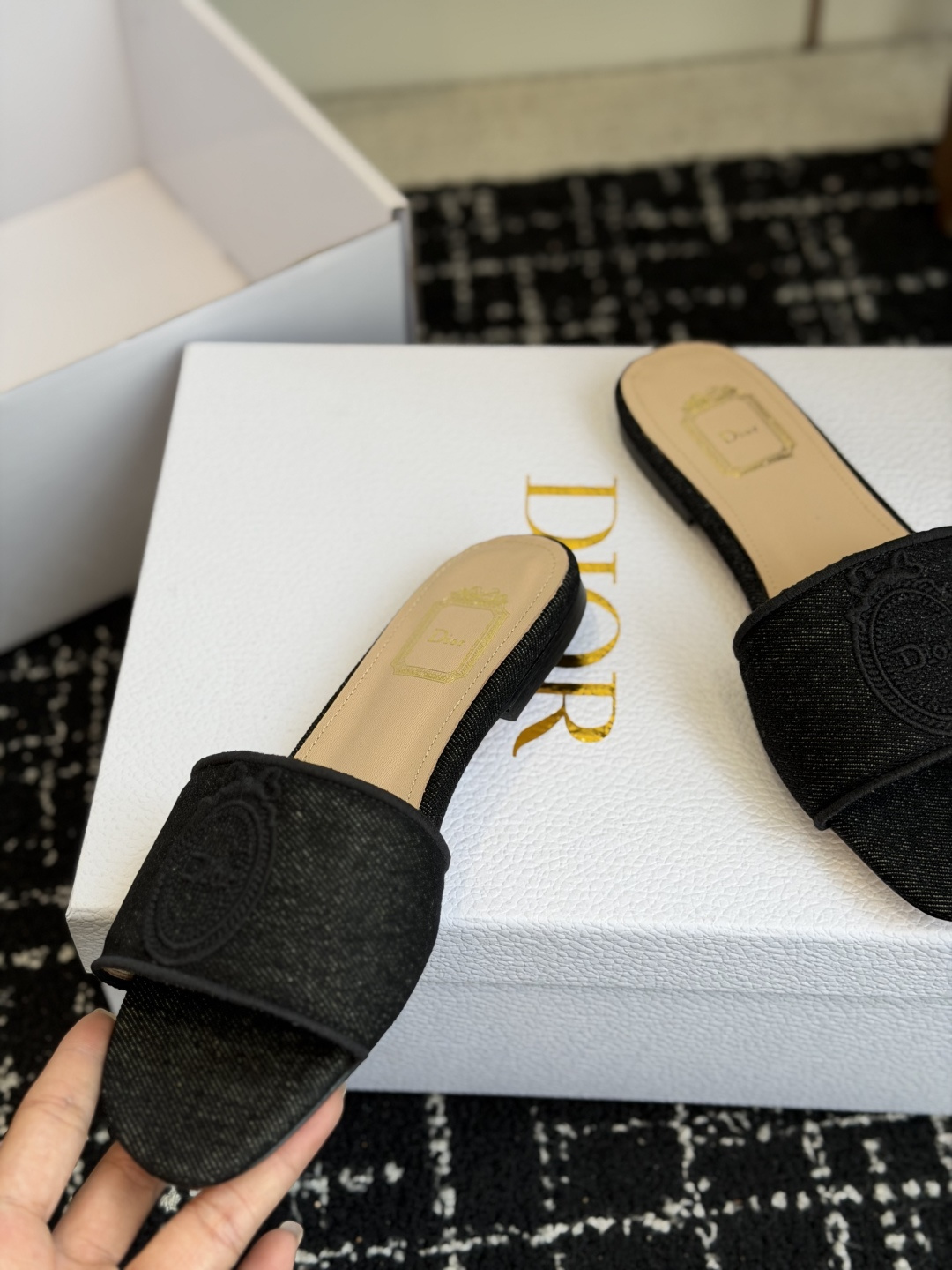 代购级平底 🌾26ss春夏新款Dior 迪奥 Medaillon 牛仔布CD字母刺绣平底凉拖鞋 棉质刺绣