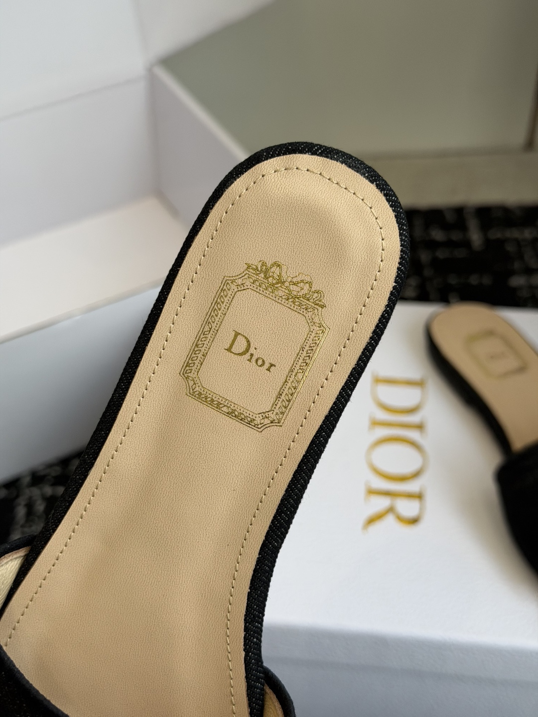 代购级平底 🌾26ss春夏新款Dior 迪奥 Medaillon 牛仔布CD字母刺绣平底凉拖鞋 棉质刺绣