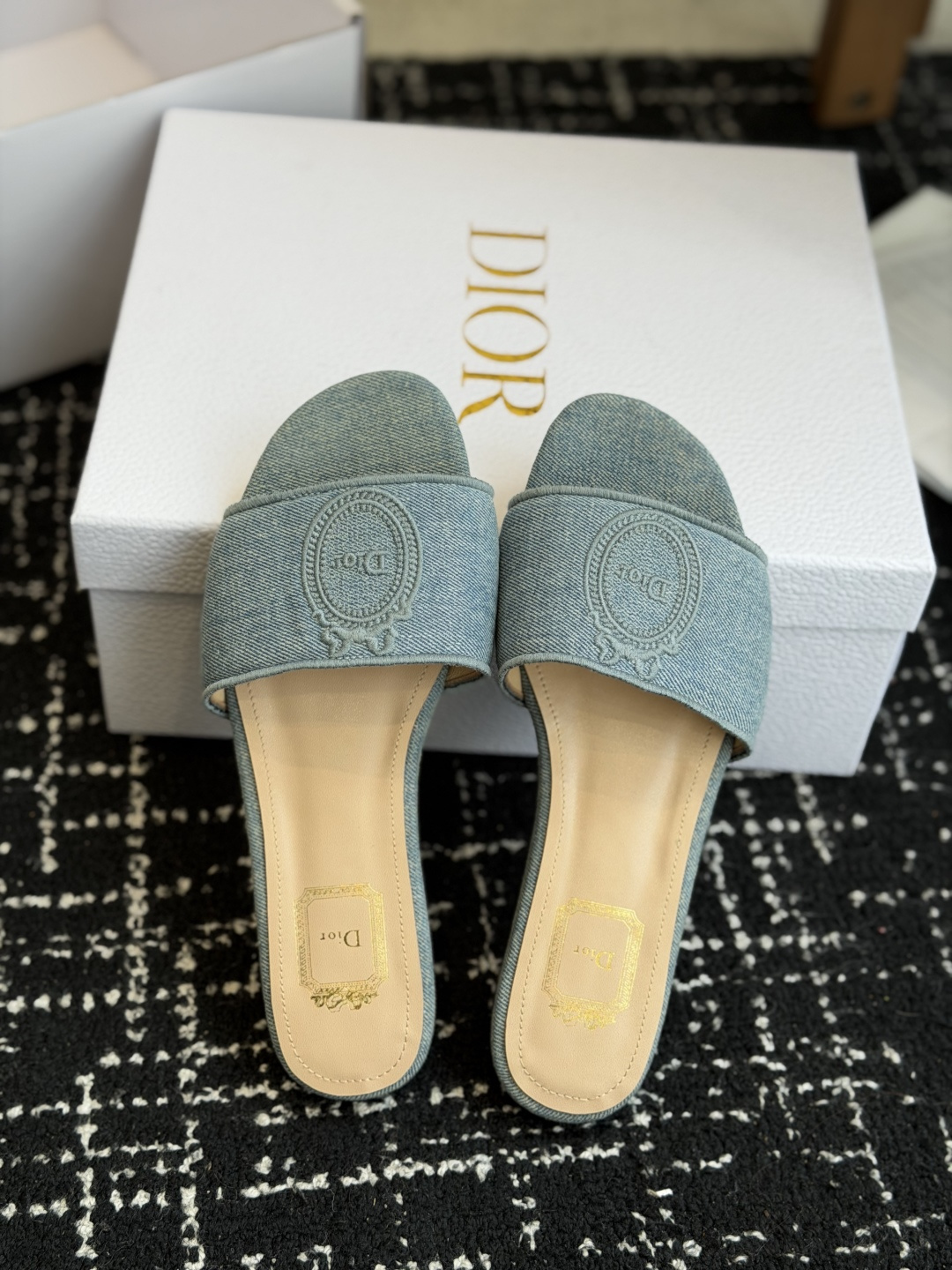 代购级平底 🌾26ss春夏新款Dior 迪奥 Medaillon 牛仔布CD字母刺绣平底凉拖鞋 棉质刺绣