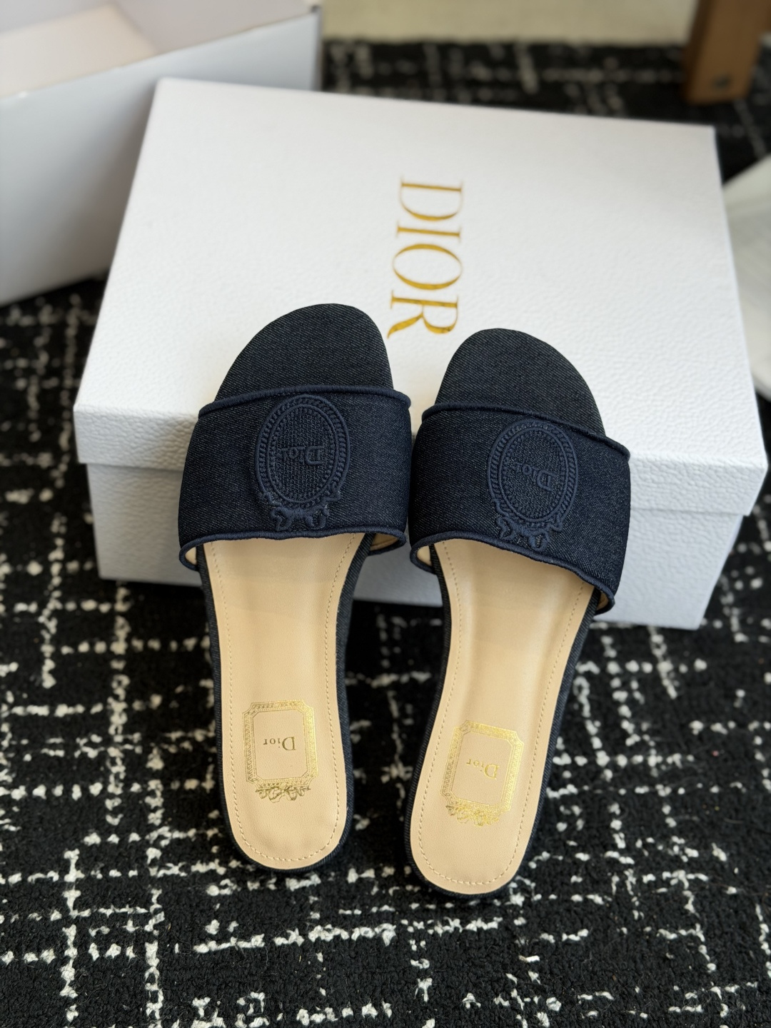 代购级平底 🌾26ss春夏新款Dior 迪奥 Medaillon 牛仔布CD字母刺绣平底凉拖鞋 棉质刺绣