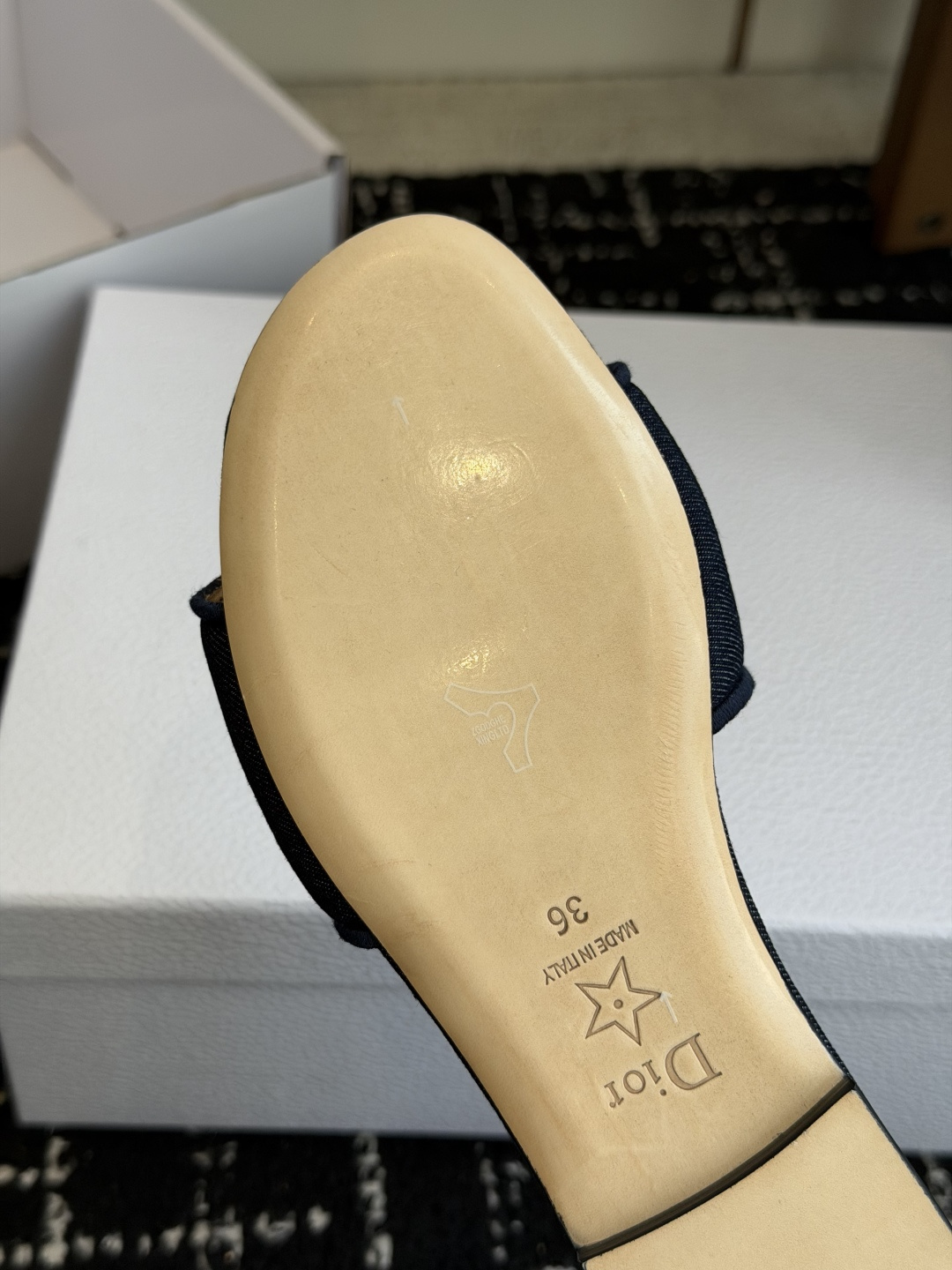 代购级平底 🌾26ss春夏新款Dior 迪奥 Medaillon 牛仔布CD字母刺绣平底凉拖鞋 棉质刺绣