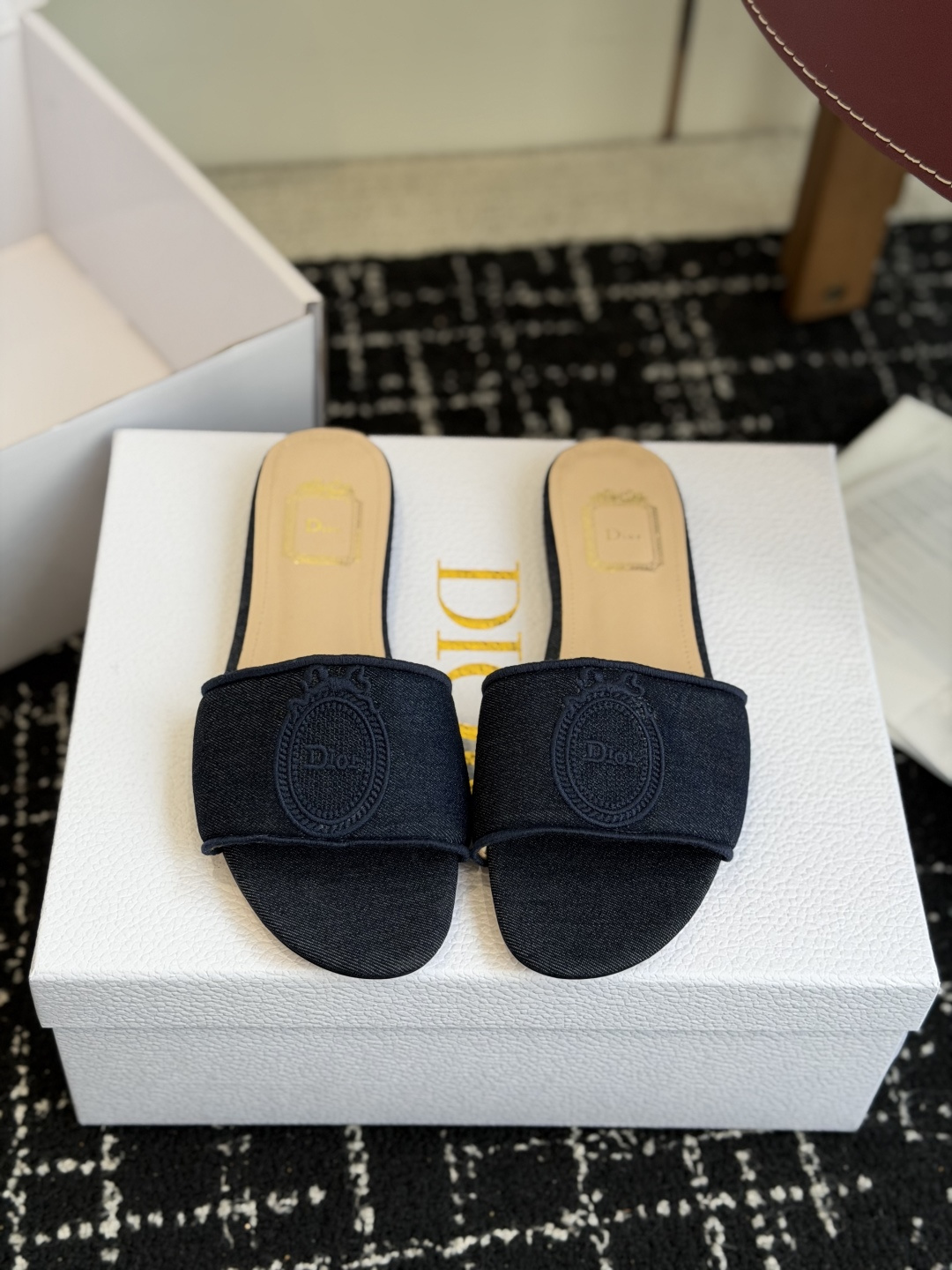 NO:869200,Purchasing agent flat thick heel 26ss spring and summer new Dior Dior Medaillon denim CD letter embroidered flat sandals cotton embroidered fabric retro classic letter three-dimensional embroidered thick heel slippers Dior  2026 spring and summer series slippers, denim blue Oblique embossed embroidery, exquisite and elegant. The wide design of the upper, the Dior logo is very recognizable, and the thick heel structure is comfortable and easy to walk, and can be easily used in daily life or vacation. Oblique embossing is a classic element of Dior, paired with embroidery, full of French romantic atmosphere!  The soles are light, so you won’t feel tired even if you wear them for a long time. They are practical and fashionable. They are a must-have item for spring and summer!  Customized washed denim upper, Italian genuine leather outsole, high flat heel/4.5cm, size 35-39 (34.40.41.42.43, custom made, non-refundable), high heels and slippers, dior, dior, high heels, slippers, Leather soles19860909代购级平底粗跟 26ss春夏新款Dior 迪奥 Medaillon 牛仔布CD字母刺绣平底凉拖鞋 棉质刺绣面料 复古经典字母立体刺绣粗跟拖鞋 Dior 2026春夏系列拖鞋,牛仔蓝Oblique压纹刺绣,精致优雅.鞋面宽版设计,Dior标志超有辨识度,粗跟结构舒适好走,日常或度假都能轻松驾驭.Oblique压纹是Dior经典元素,搭配刺绣,法式浪漫氛围感拉满！鞋底轻便,长时间穿也不累,实用又时髦,是春夏必入单品！ 鞋面定制水洗牛仔布 鞋底意大利真皮大底 跟高平跟/4.5cm 码数35-39（34.40.41.42.43 定做不退换）,高跟鞋拖鞋,dior,dior,high heels,slippers,Leather soles,Women's Shoes