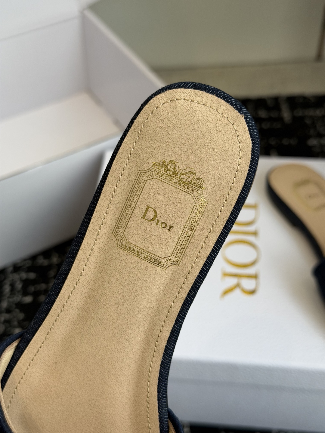 代购级平底 🌾26ss春夏新款Dior 迪奥 Medaillon 牛仔布CD字母刺绣平底凉拖鞋 棉质刺绣