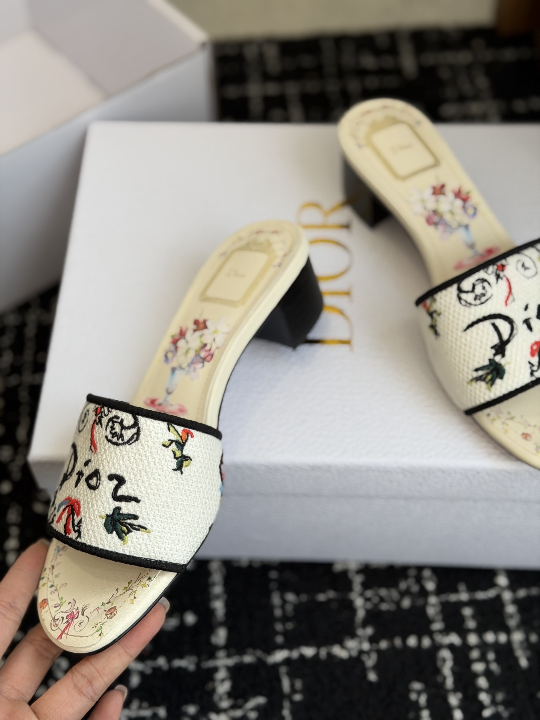 代购级粗跟迪奥 Dior 2026春夏新款一字拖拼色女鞋 CD字母logo立体刺绣 方头粗跟果冻色露趾拖