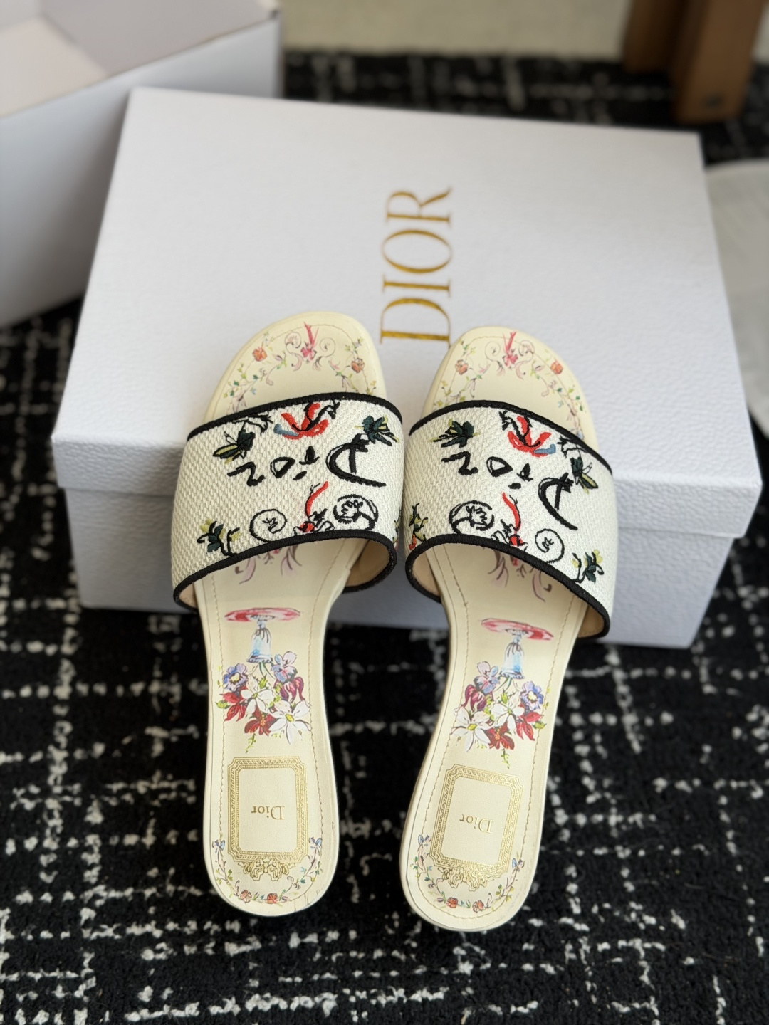代购级粗跟迪奥 Dior 2026春夏新款一字拖拼色女鞋 CD字母logo立体刺绣 方头粗跟果冻色露趾拖