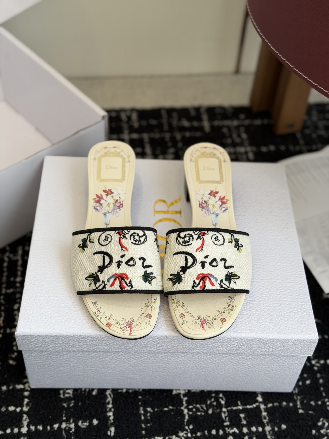 代购级粗跟迪奥 Dior 2026春夏新款一字拖拼色女鞋 CD字母logo立体刺绣 方头粗跟果冻色露趾拖