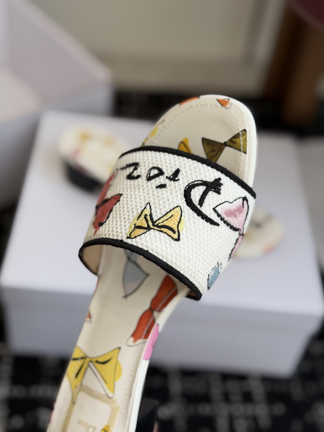 代购级粗跟迪奥 Dior 2026春夏新款一字拖拼色女鞋 CD字母logo立体刺绣 方头粗跟果冻色露趾拖