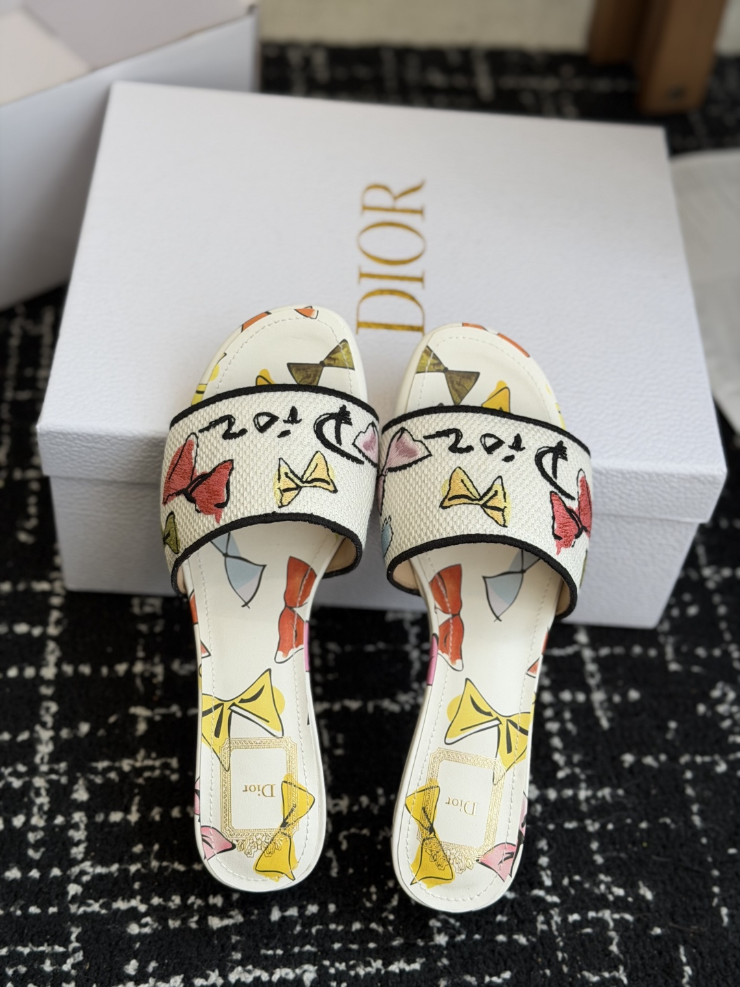 代购级粗跟迪奥 Dior 2026春夏新款一字拖拼色女鞋 CD字母logo立体刺绣 方头粗跟果冻色露趾拖