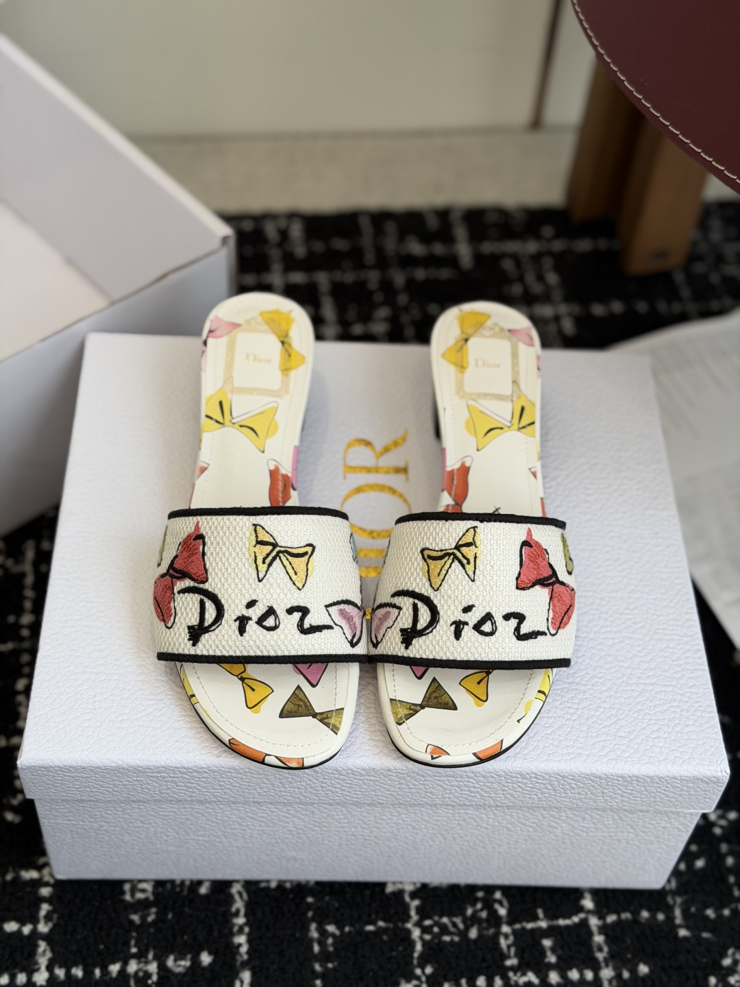 代购级粗跟迪奥 Dior 2026春夏新款一字拖拼色女鞋 CD字母logo立体刺绣 方头粗跟果冻色露趾拖