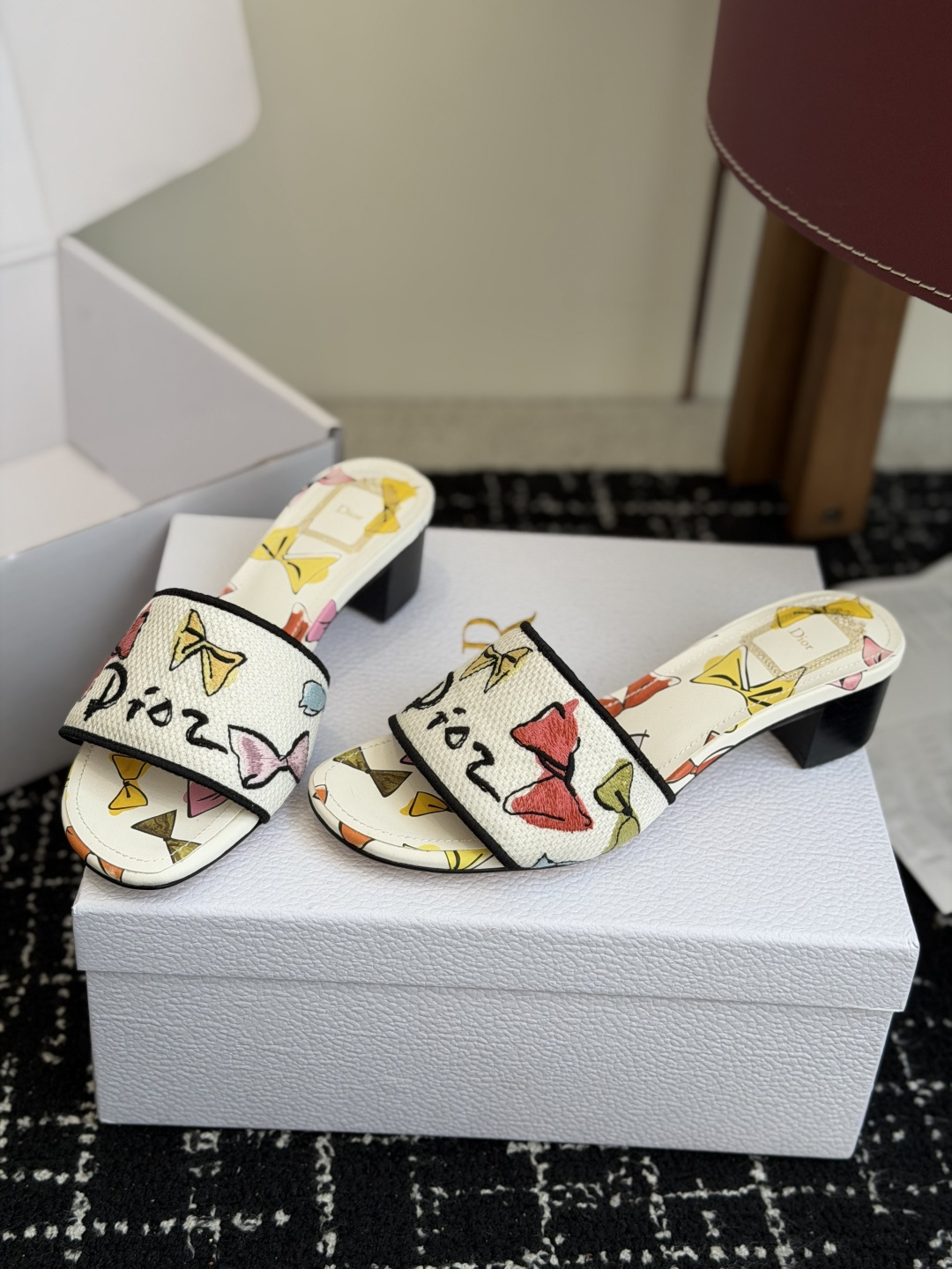 代购级粗跟迪奥 Dior 2026春夏新款一字拖拼色女鞋 CD字母logo立体刺绣 方头粗跟果冻色露趾拖