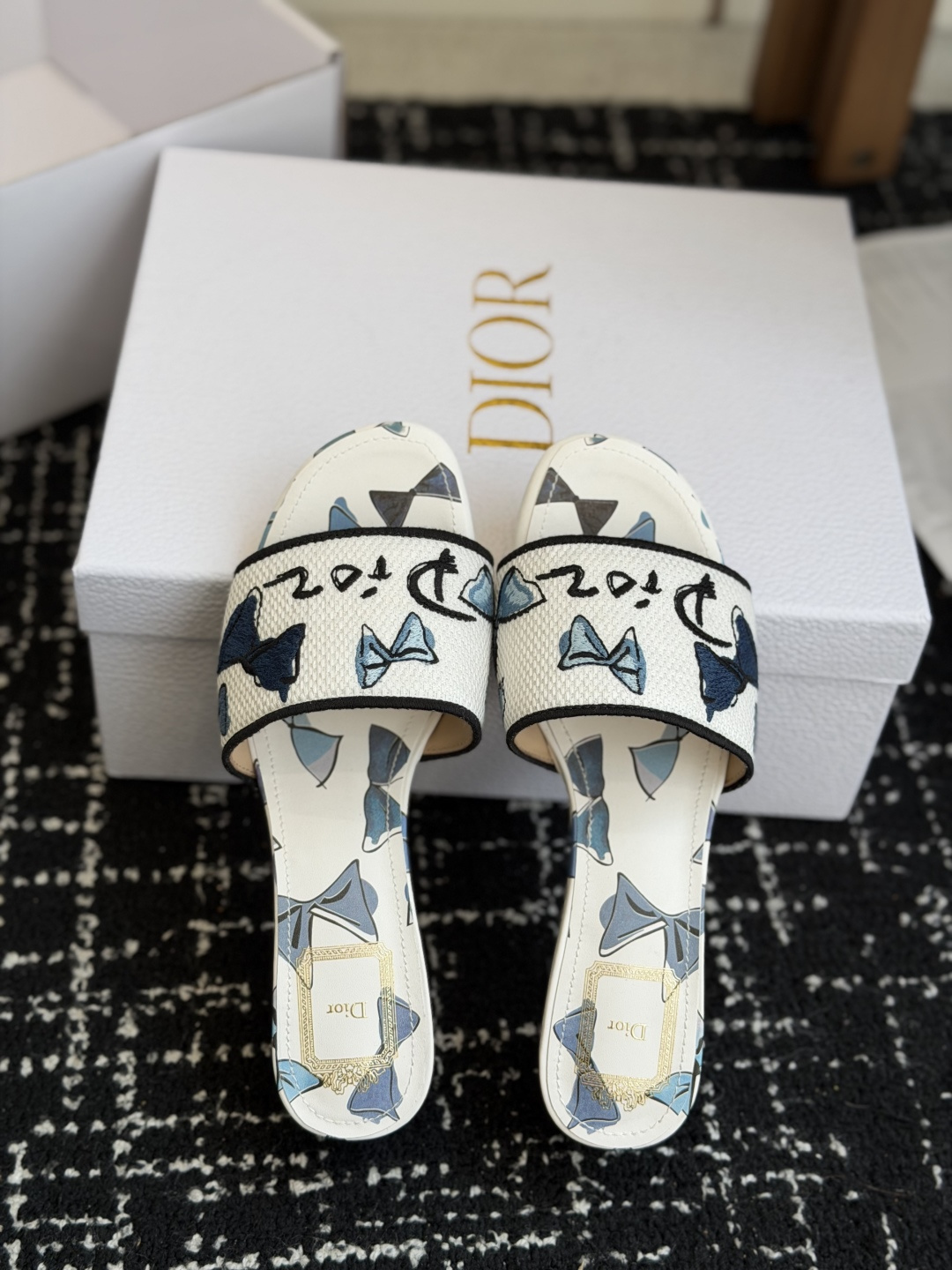 代购级粗跟迪奥 Dior 2026春夏新款一字拖拼色女鞋 CD字母logo立体刺绣 方头粗跟果冻色露趾拖