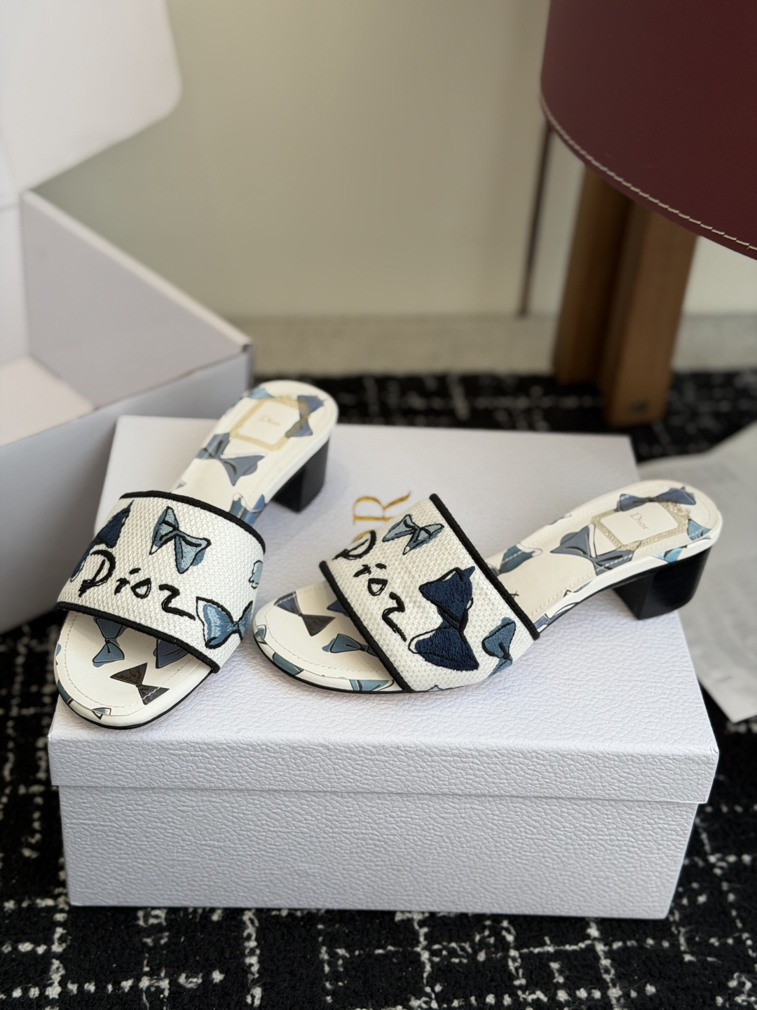 代购级粗跟迪奥 Dior 2026春夏新款一字拖拼色女鞋 CD字母logo立体刺绣 方头粗跟果冻色露趾拖