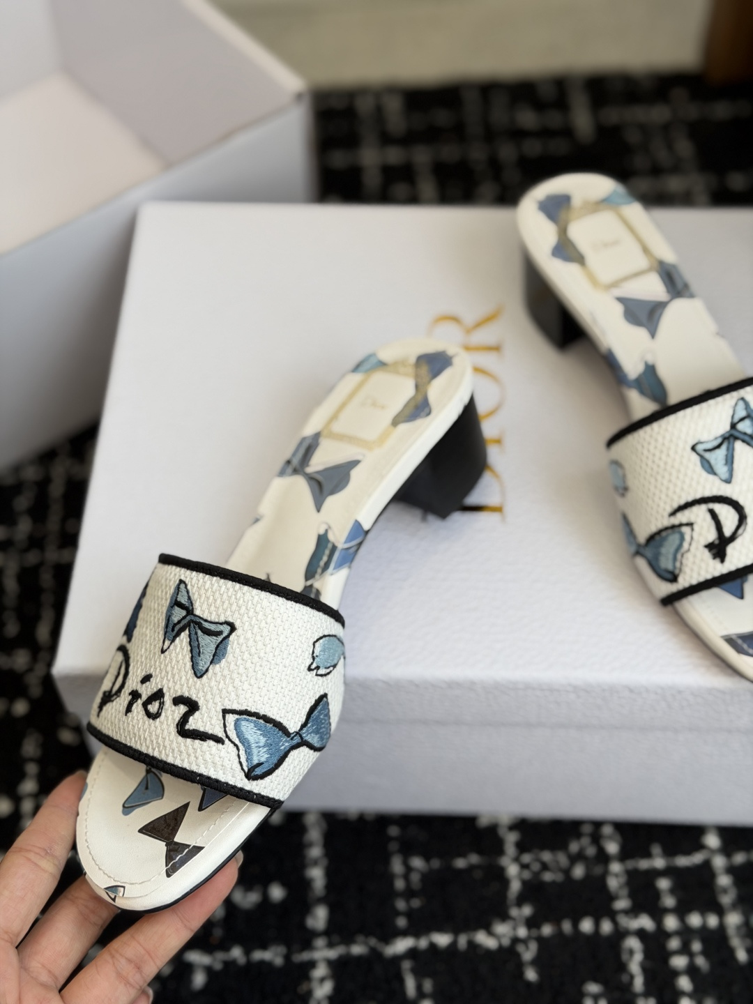 代购级粗跟迪奥 Dior 2026春夏新款一字拖拼色女鞋 CD字母logo立体刺绣 方头粗跟果冻色露趾拖