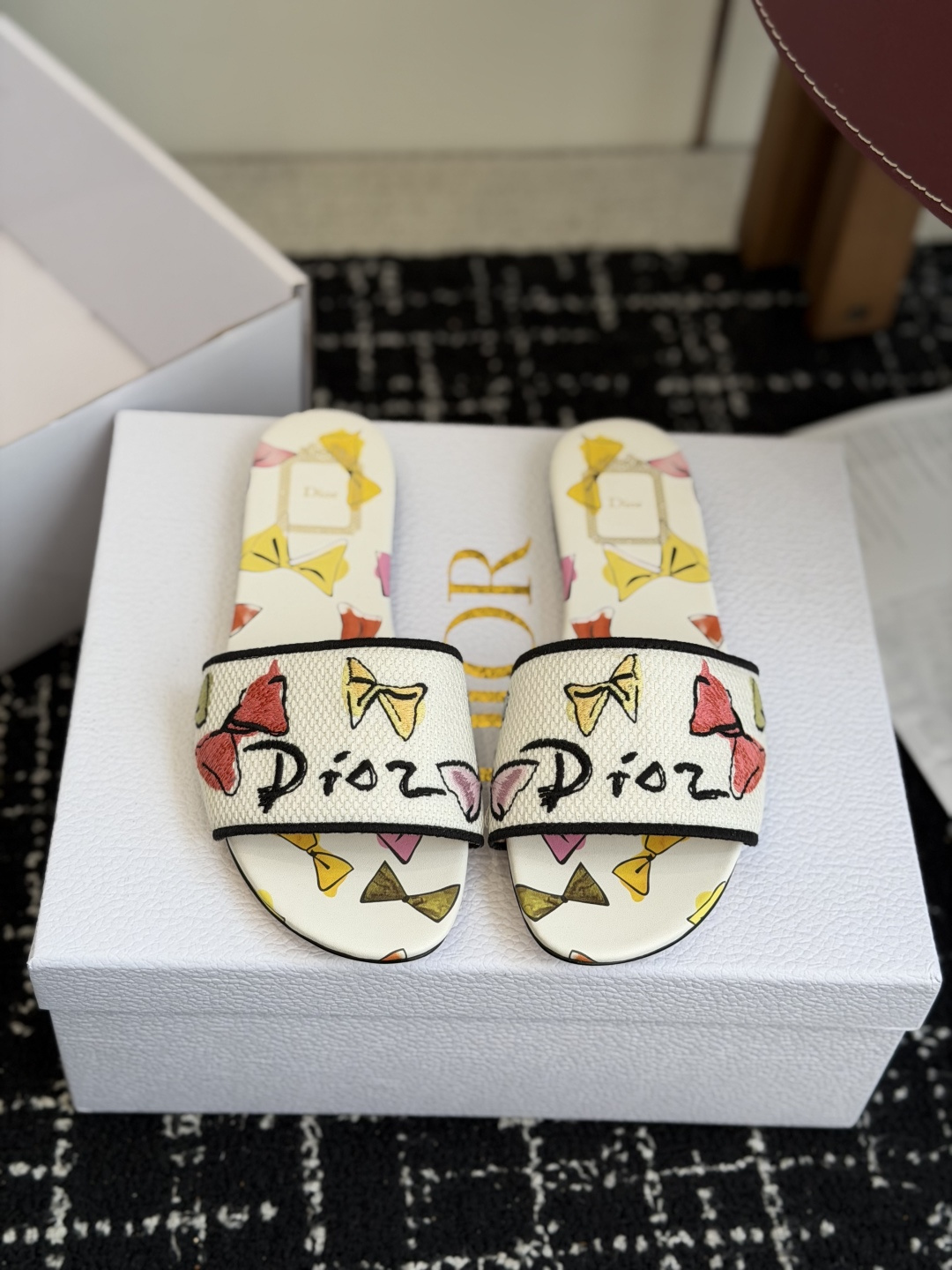 代购级 平底 迪奥 Dior 2026春夏新款一字拖拼色女鞋 CD字母logo立体刺绣 方头粗跟果冻色露