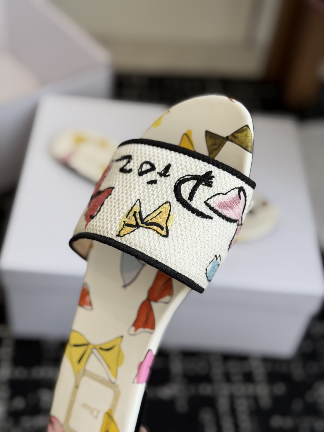代购级 平底 迪奥 Dior 2026春夏新款一字拖拼色女鞋 CD字母logo立体刺绣 方头粗跟果冻色露