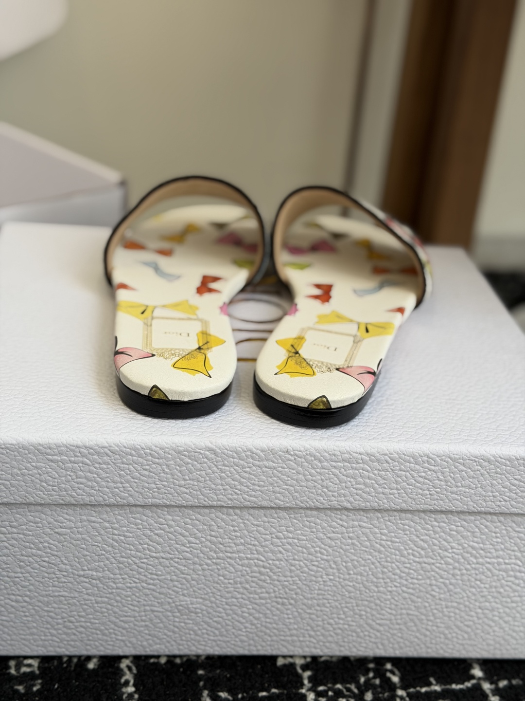 代购级 平底 迪奥 Dior 2026春夏新款一字拖拼色女鞋 CD字母logo立体刺绣 方头粗跟果冻色露