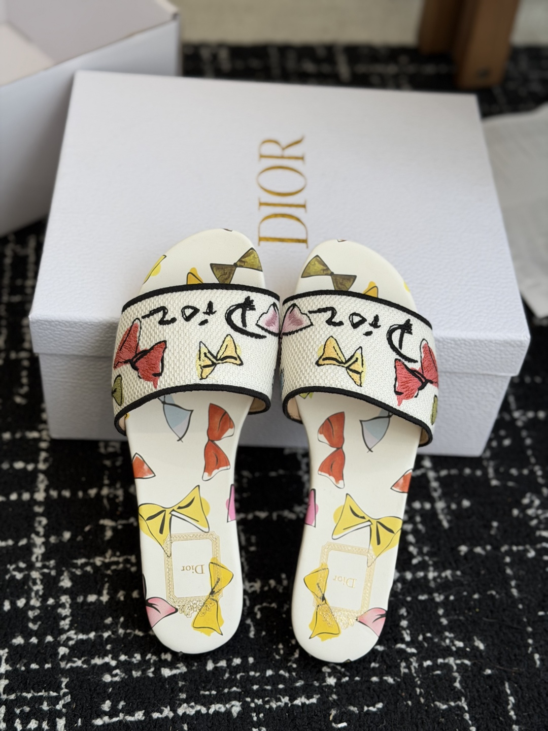 代购级 平底 迪奥 Dior 2026春夏新款一字拖拼色女鞋 CD字母logo立体刺绣 方头粗跟果冻色露