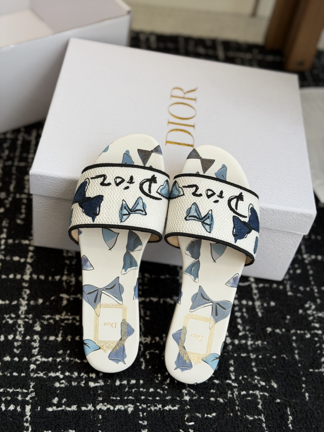 代购级 平底 迪奥 Dior 2026春夏新款一字拖拼色女鞋 CD字母logo立体刺绣 方头粗跟果冻色露
