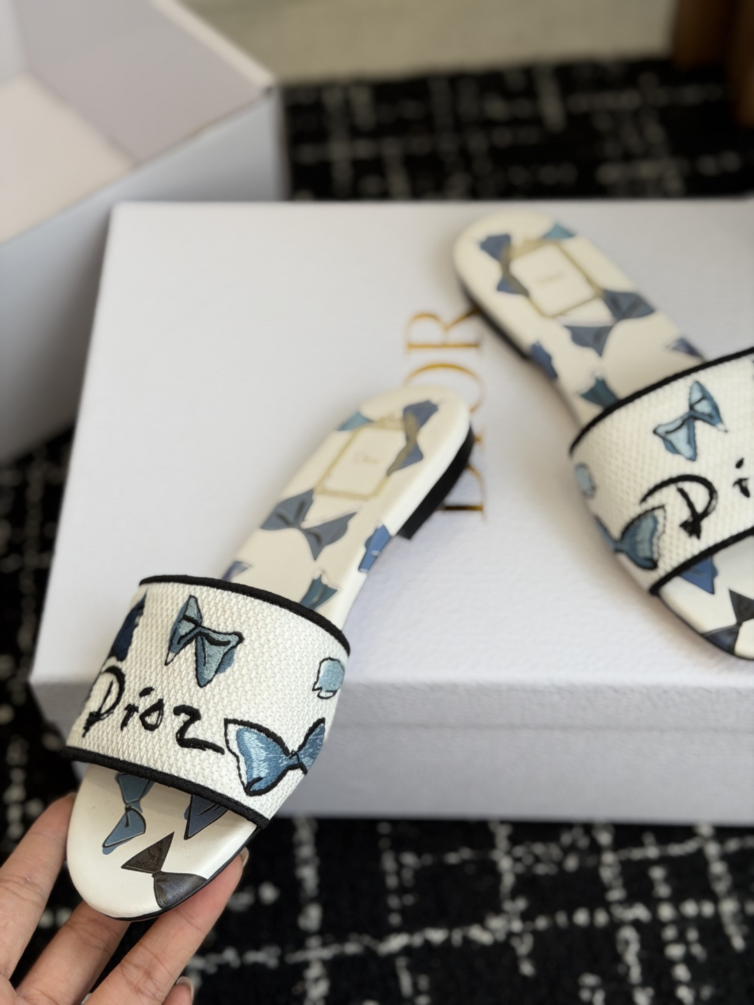 代购级 平底 迪奥 Dior 2026春夏新款一字拖拼色女鞋 CD字母logo立体刺绣 方头粗跟果冻色露