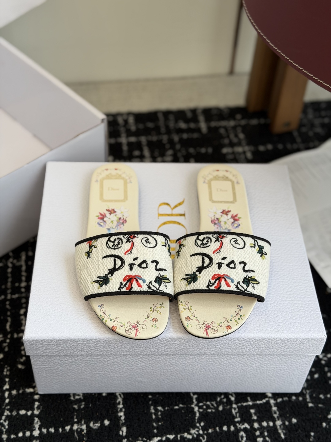 NO:869206,Purchasing-grade flat-soled thick-heeled Dior 2026 spring and summer new one-piece color-blocked women's shoes CD letter logo three-dimensional embroidery Square-toed thick heel jelly-colored open-toe slippers The top version on the market Material: Upper original high-temperature water-soluble cotton electro-embroidered technical silk fabric + water-dyed sheepskin lining + Italian leather outsole Packaging Each pair of shoes comes with an airplane box Heel height: 4.5CM  size34-43 (34.40.41. Customized, non-refundable and non-exchangeable), high heels and slippers, dior, dior, high heels, slippers, sheepskin, real silk, Leather soles19860909代购级平底 粗跟 迪奥 Dior 2026春夏新款一字拖拼色女鞋 CD字母logo立体刺绣 方头粗跟果冻色露趾拖鞋 市面顶级版本 材质:鞋面原版一致高温水溶棉质电绣科技真丝面料+水染羊皮内里+意大利真皮大底 包装每对鞋配飞机盒 跟高:4.5CM size34-43（34.40.41.定做不退不换）,高跟鞋拖鞋,dior,dior,high heels,slippers,sheepskin,real silk,Leather soles,Women's Shoes