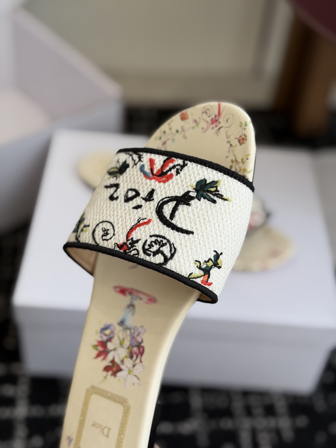 代购级 平底 迪奥 Dior 2026春夏新款一字拖拼色女鞋 CD字母logo立体刺绣 方头粗跟果冻色露