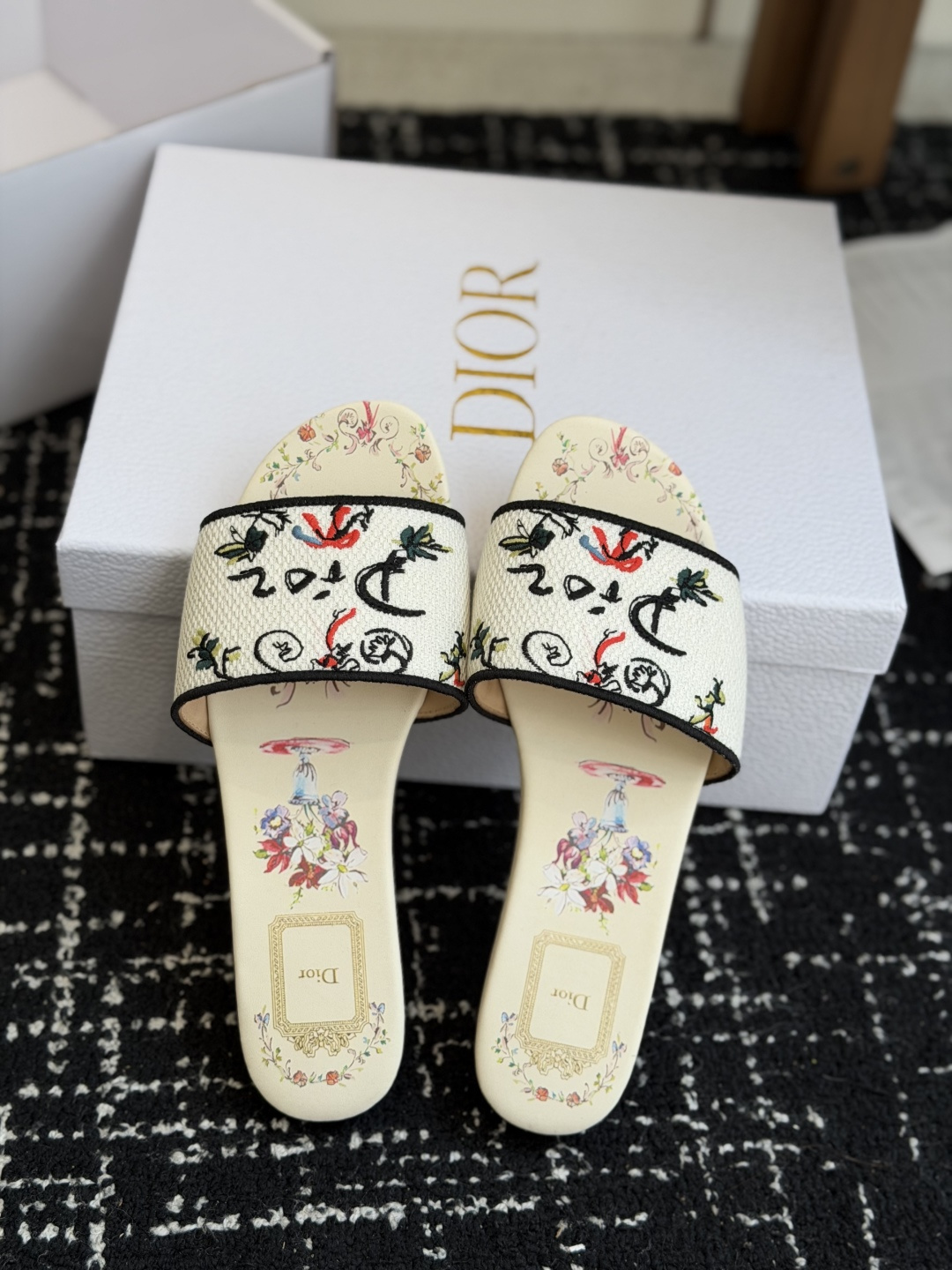 代购级 平底 迪奥 Dior 2026春夏新款一字拖拼色女鞋 CD字母logo立体刺绣 方头粗跟果冻色露