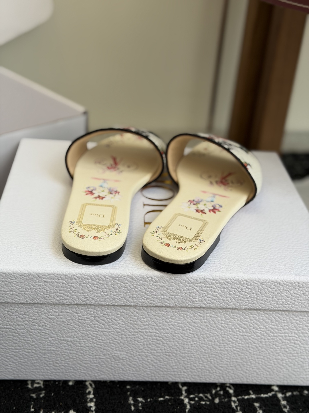 代购级 平底 迪奥 Dior 2026春夏新款一字拖拼色女鞋 CD字母logo立体刺绣 方头粗跟果冻色露