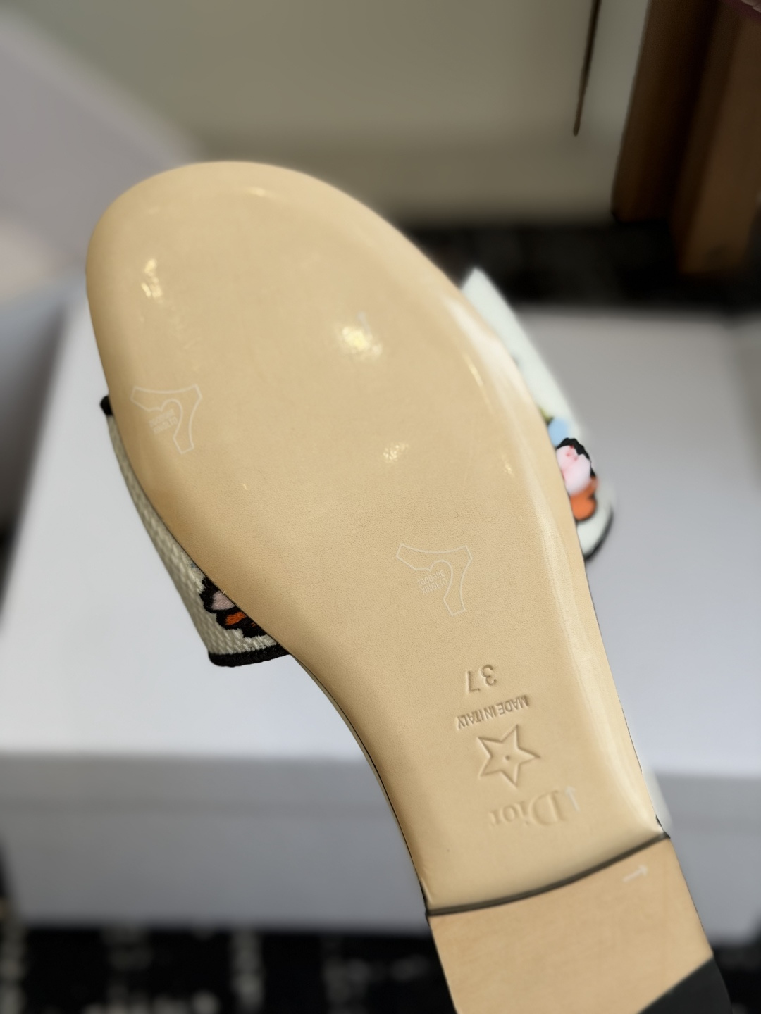 代购级 平底 迪奥 Dior 2026春夏新款一字拖拼色女鞋 CD字母logo立体刺绣 方头粗跟果冻色露