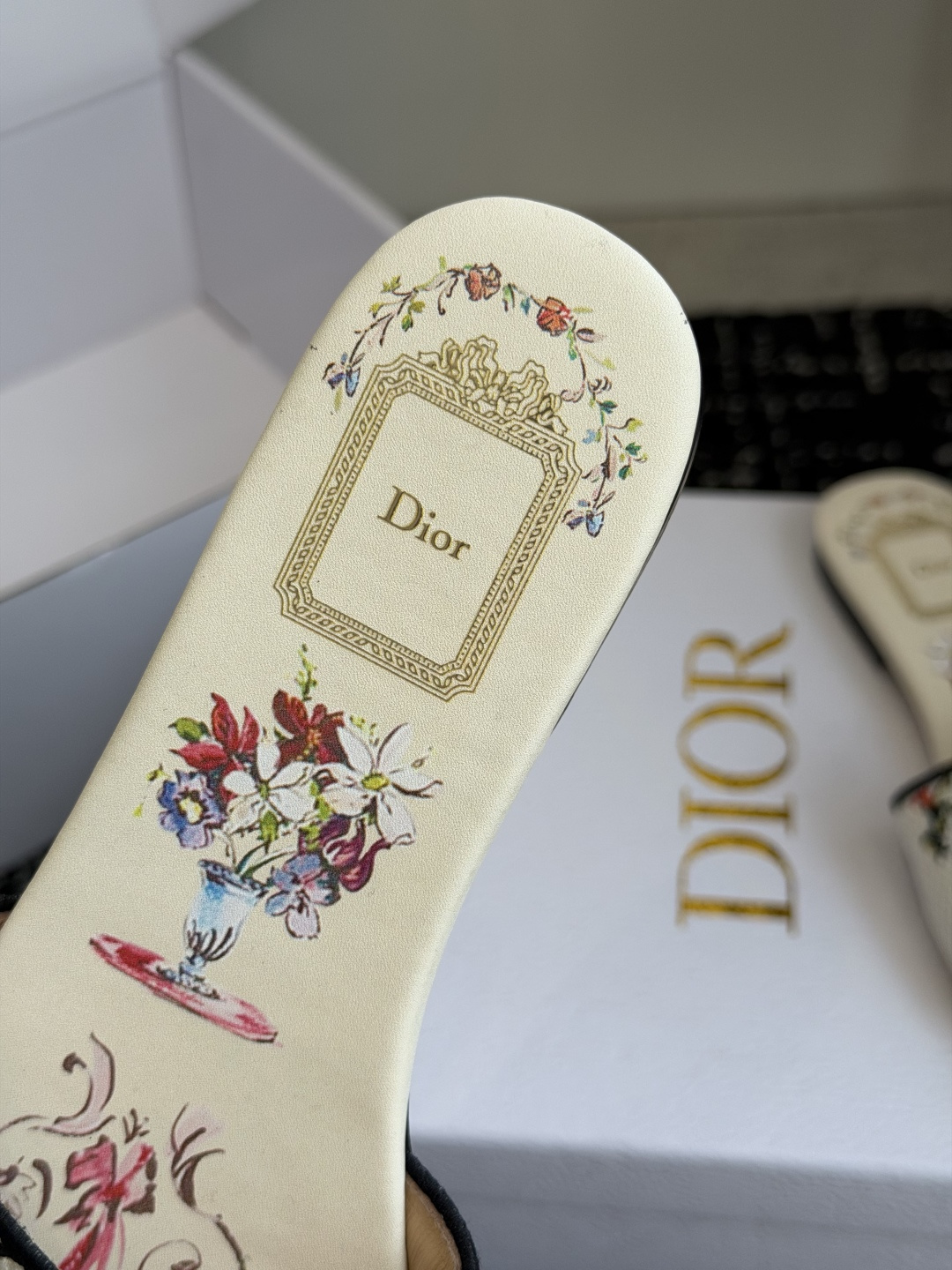 代购级 平底 迪奥 Dior 2026春夏新款一字拖拼色女鞋 CD字母logo立体刺绣 方头粗跟果冻色露