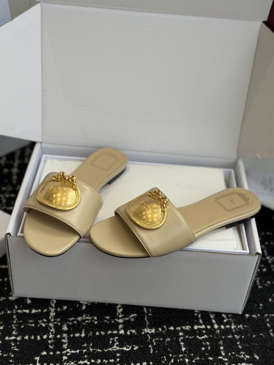 代购级平底 DIOR新品复古金扣凉拖这款Dior风复古金属金币徽章，轻奢氛围感拉满！温柔又显贵，一上脚气