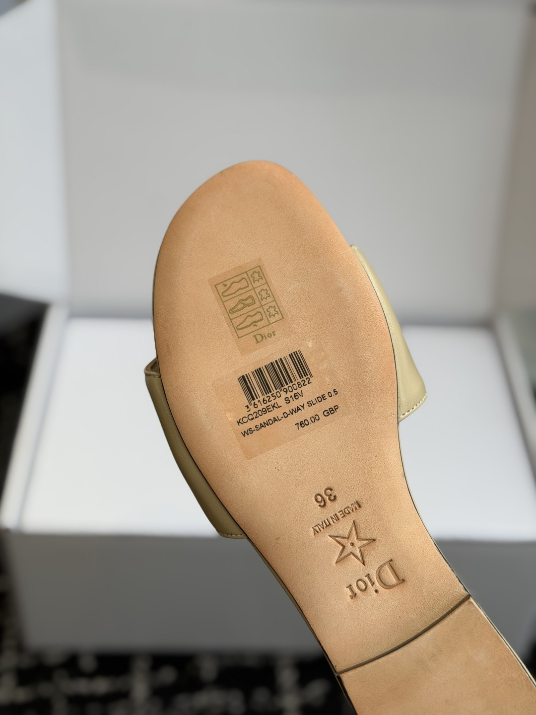 代购级平底 DIOR新品复古金扣凉拖这款Dior风复古金属金币徽章，轻奢氛围感拉满！温柔又显贵，一上脚气