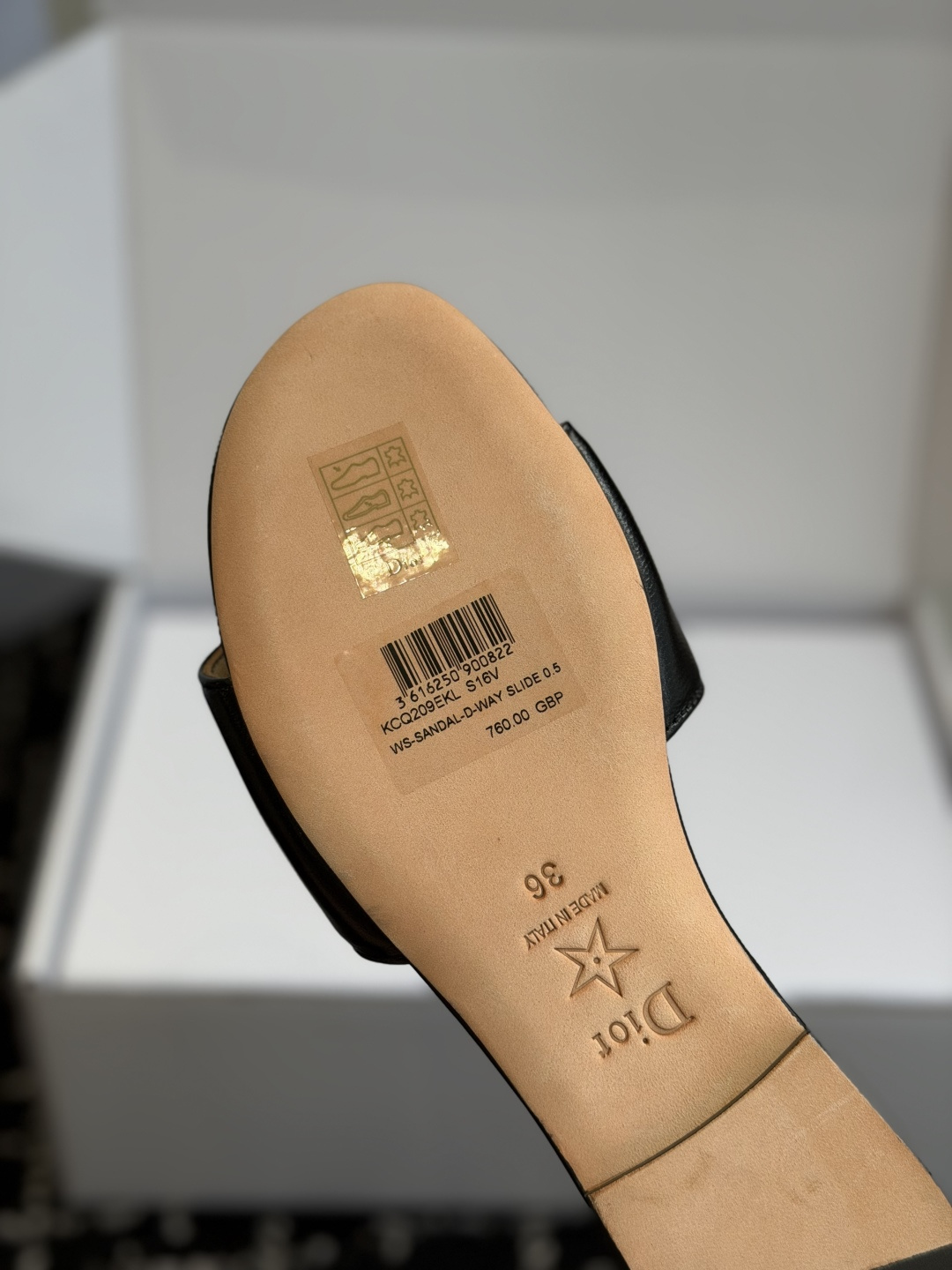 代购级平底 DIOR新品复古金扣凉拖这款Dior风复古金属金币徽章，轻奢氛围感拉满！温柔又显贵，一上脚气