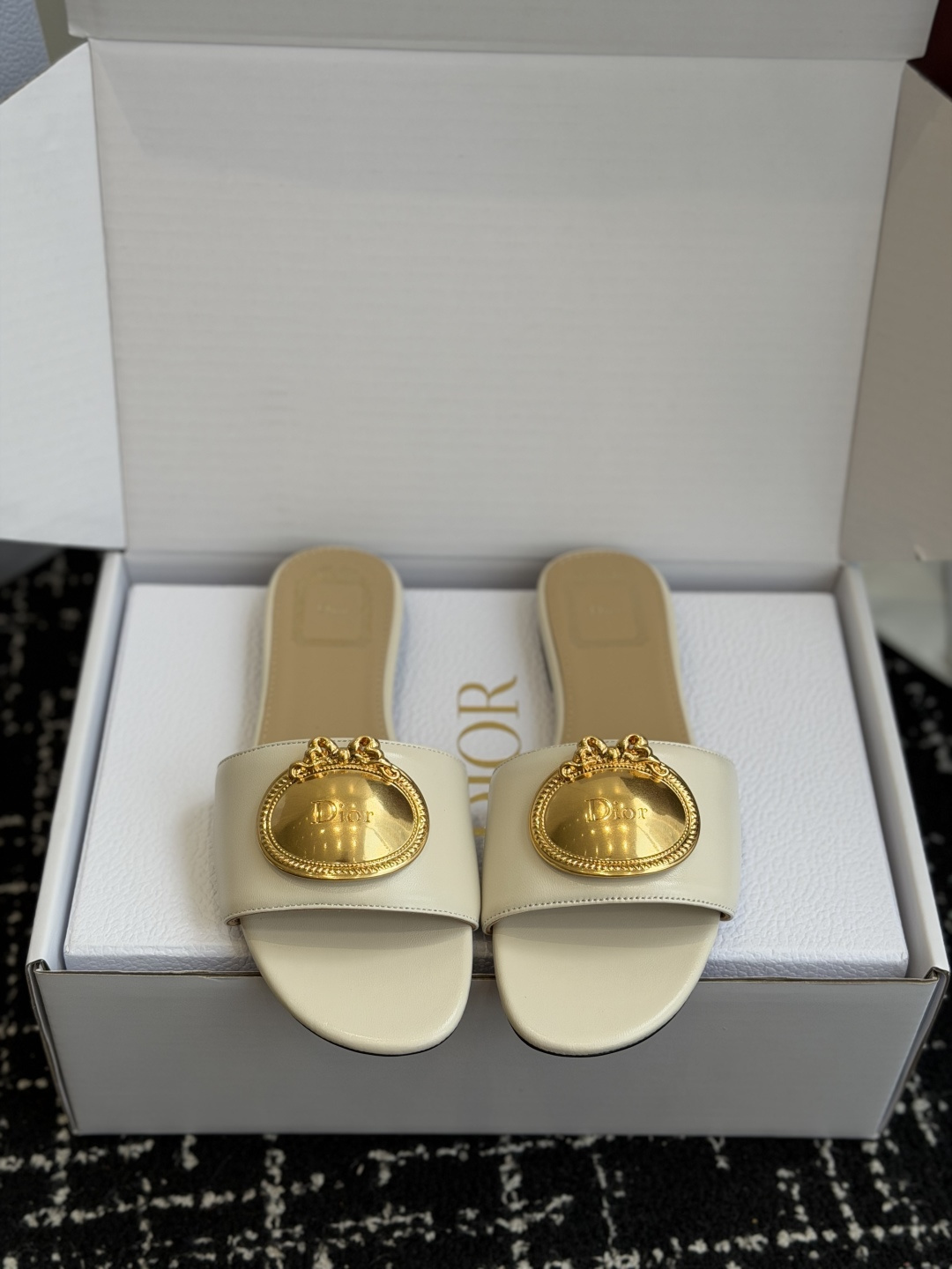 NO:869212,Purchasing agent flat bottom thick heel 280 DIOR new retro gold buckle sandals. This Dior style retro metal gold coin badge brings a light and luxurious atmosphere!  Gentle and dignified, you can directly grasp your temperament as soon as you put it on your feet. Retro gold round logo, highly recognizable. Italian lucky star symbol leather outsole. Size: 35-39 (40.41.42 custom-made, non-refundable), high heels and slippers, dior, high heels, slippers, Leather soles19860909代购级平底 粗跟280 DIOR新品复古金扣凉拖 这款Dior风复古金属金币徽章,轻奢氛围感拉满！温柔又显贵,一上脚气质直接拿捏,复古金色圆牌标识,辨识度超高 意大利幸运星符号真皮大底 码数:35-39（40.41.42定做不退换）,高跟鞋拖鞋,dior,high heels,slippers,Leather soles,Women's Shoes