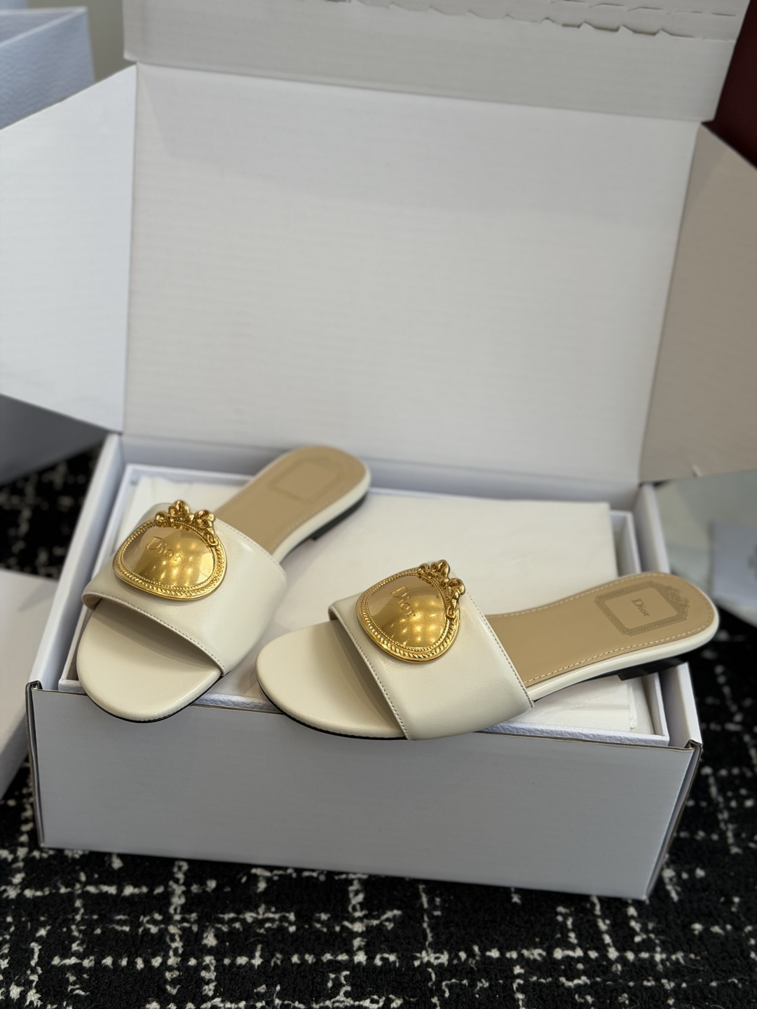 代购级平底 DIOR新品复古金扣凉拖这款Dior风复古金属金币徽章，轻奢氛围感拉满！温柔又显贵，一上脚气