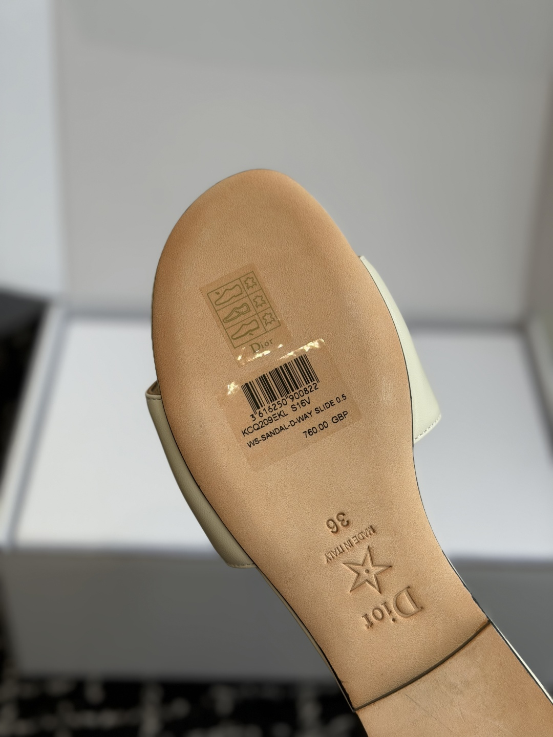 代购级平底 DIOR新品复古金扣凉拖这款Dior风复古金属金币徽章，轻奢氛围感拉满！温柔又显贵，一上脚气