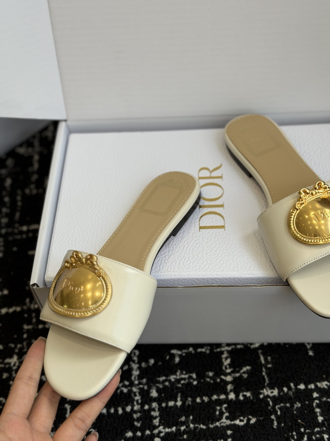 代购级平底 DIOR新品复古金扣凉拖这款Dior风复古金属金币徽章，轻奢氛围感拉满！温柔又显贵，一上脚气